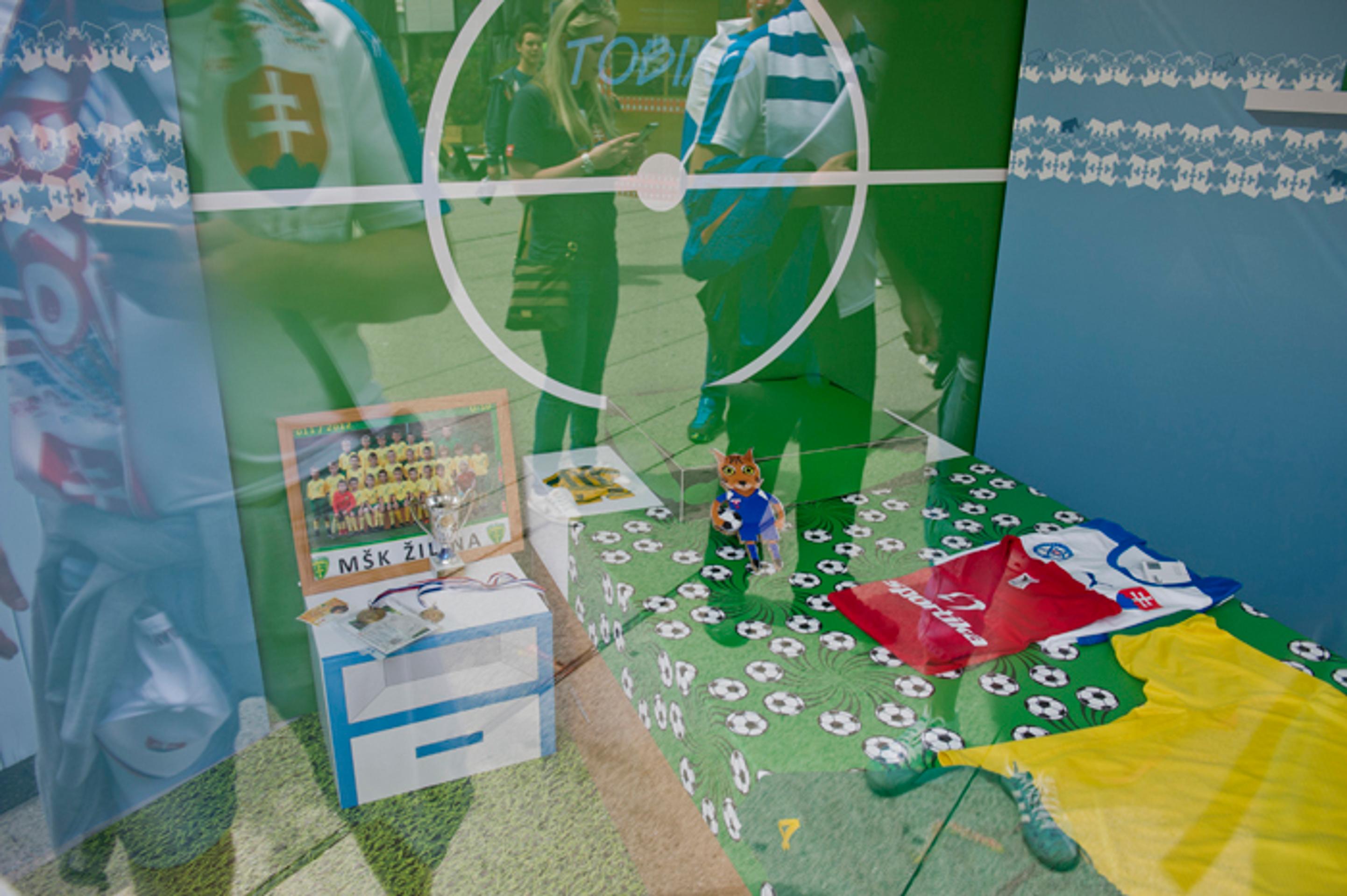 Prenesená detská izba s trofejami Tobiasa Dyroffa z futbalových súťaží.