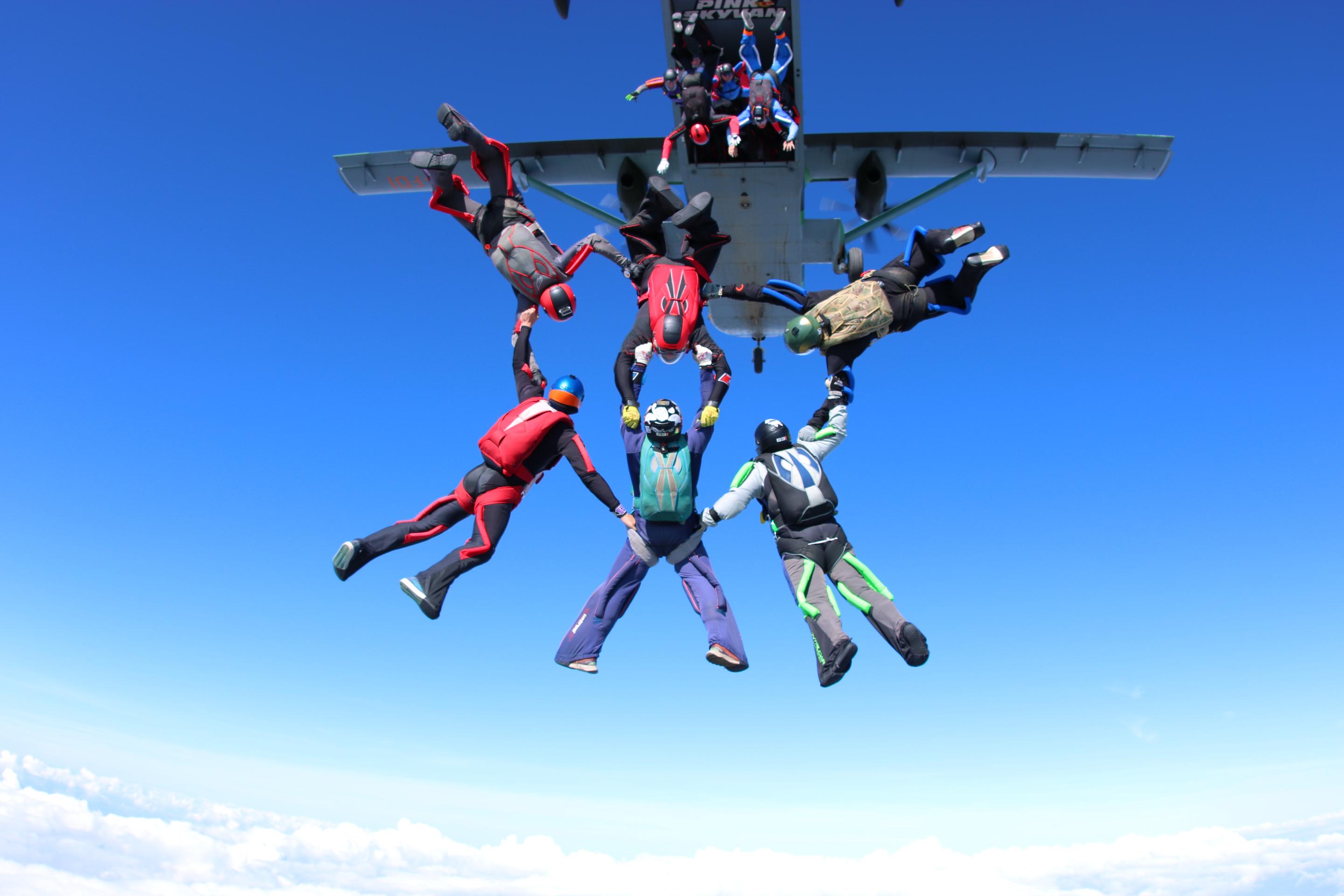 Rekordný zoskok parašutistov