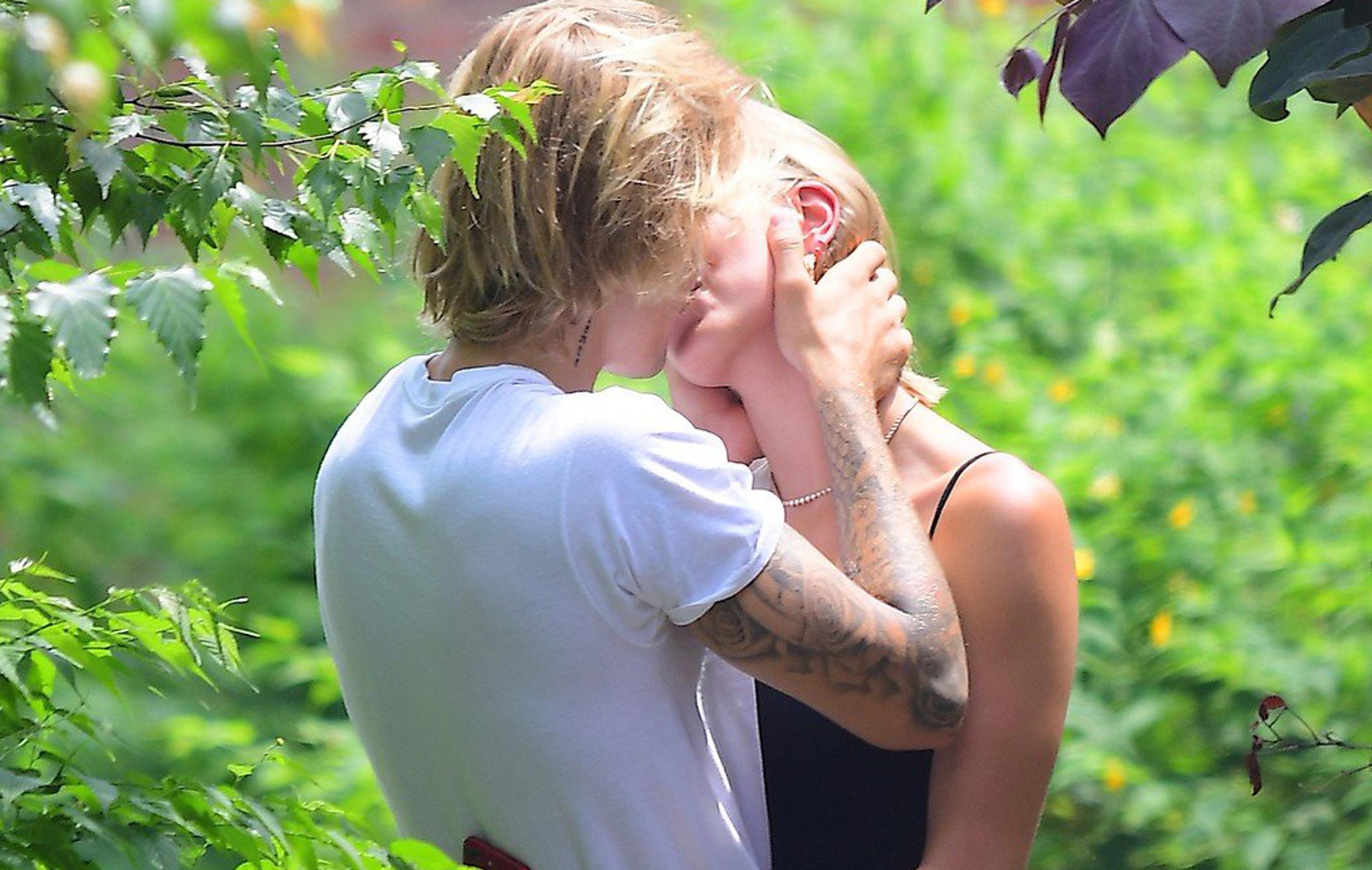 Justin Bieber je po mesiaci randenia zasnúbený. Toto je jeho vyvolená