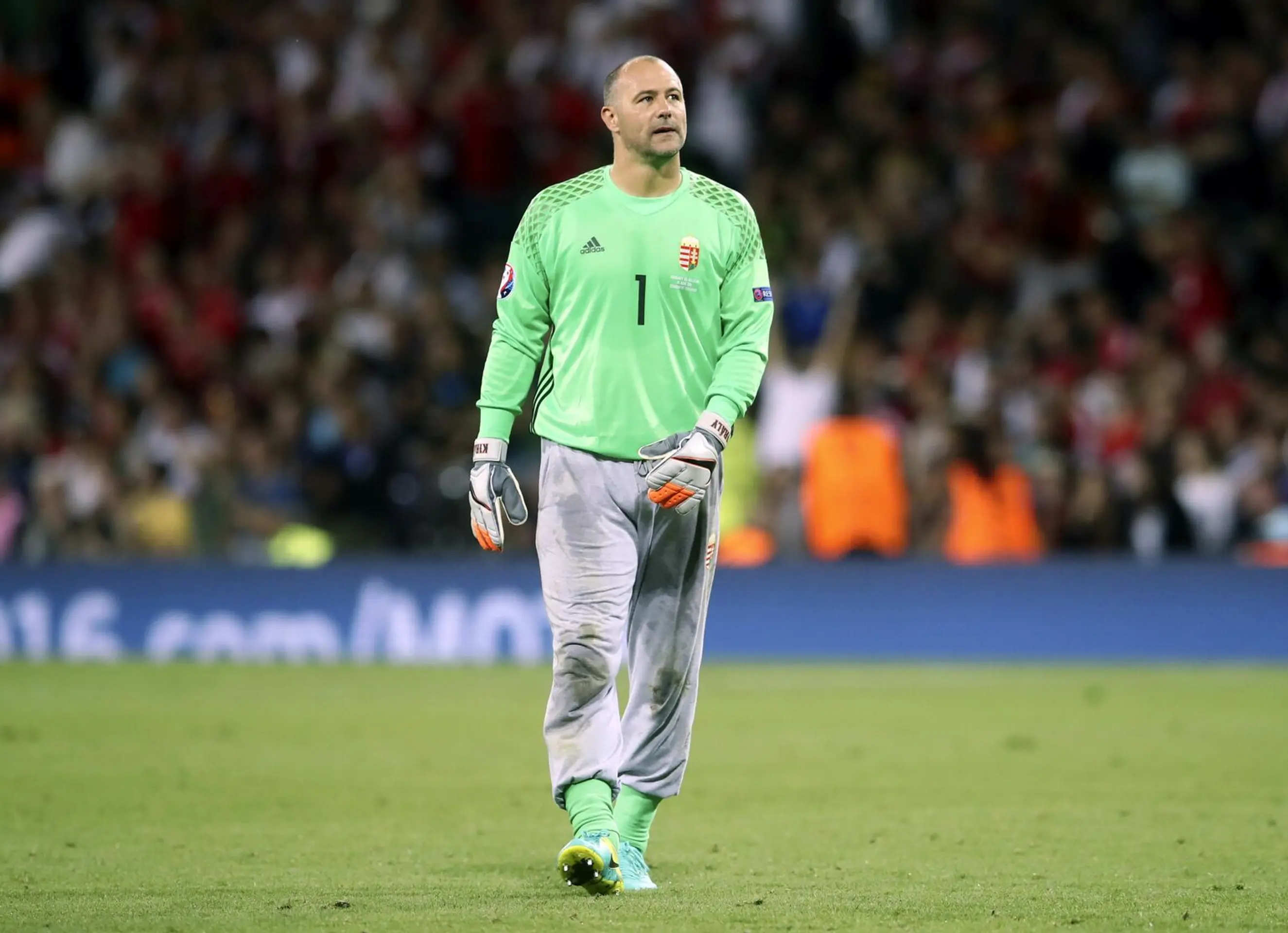Maďarský brankár Gábor Király v osemifinále ME vo futbale medzi Maďarskom a Belgickom.