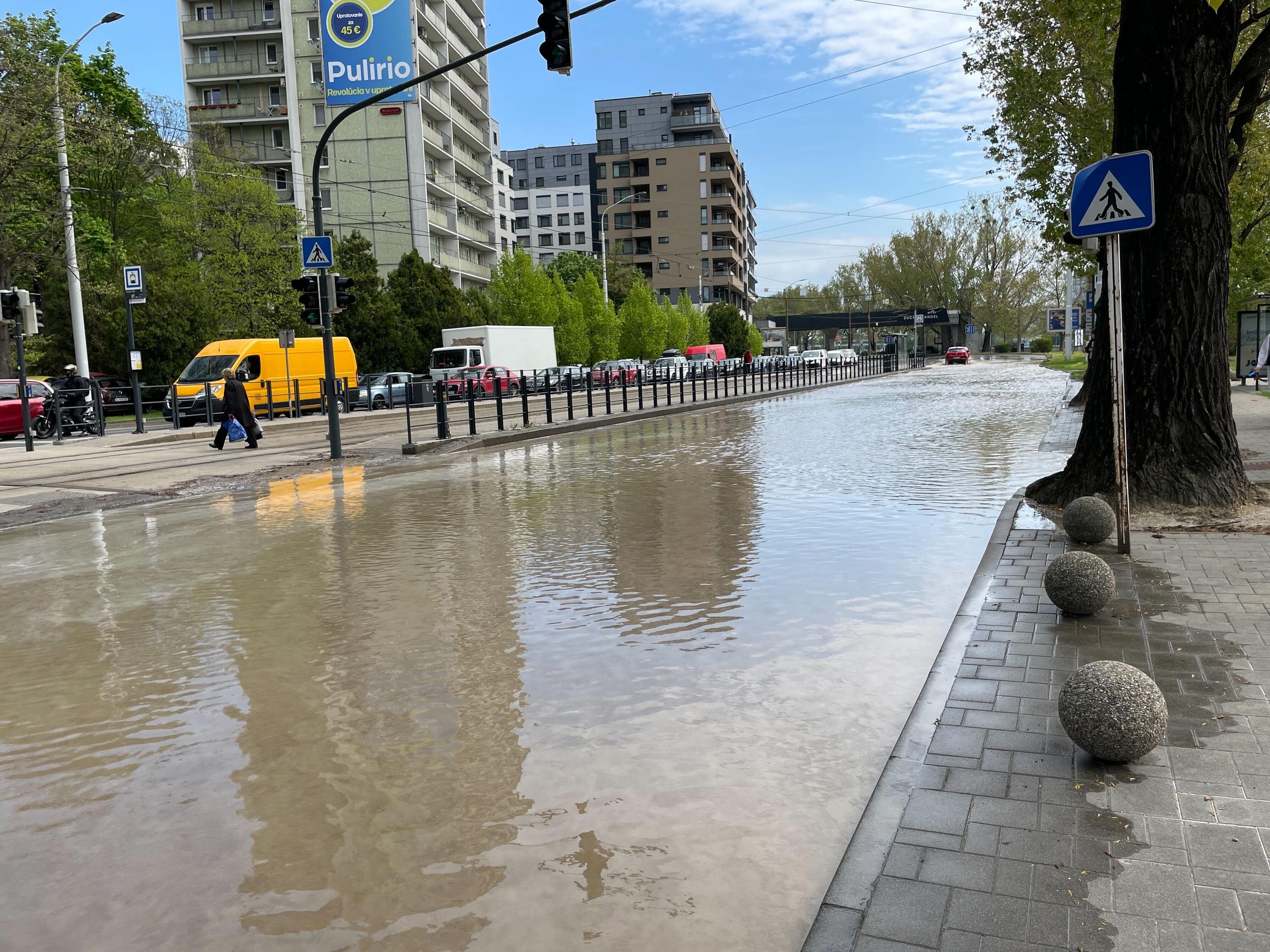 Prasknuté potrubie v Bratislave.