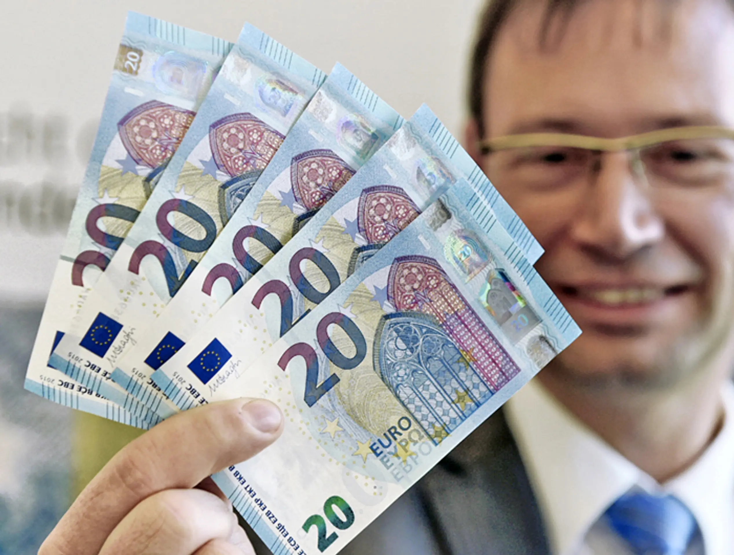 Uwe Schneider ukazuje nové dvadsaťeurové bankovky.
