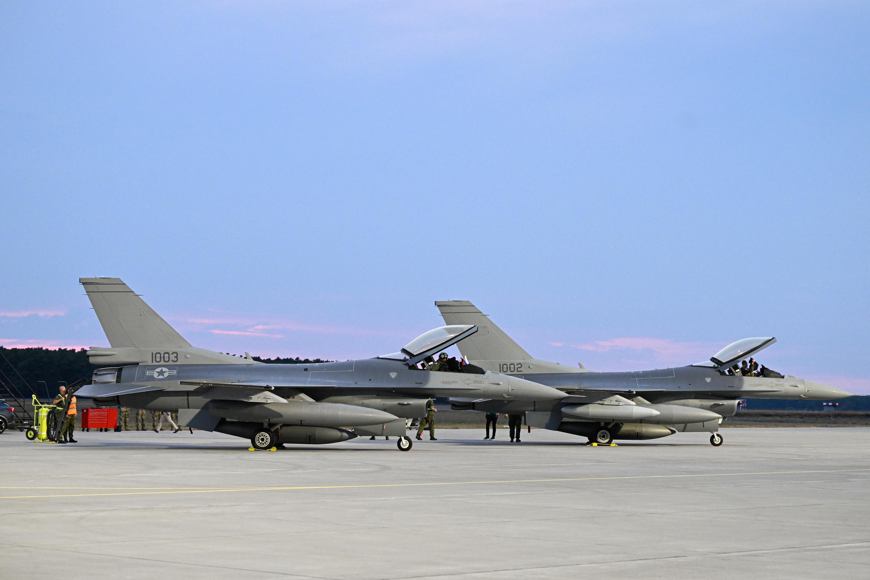 Stíhačky F-16 americkej výroby, ktoré pristáli v priestoroch Leteckej základne Malacky-Kuchyňa.