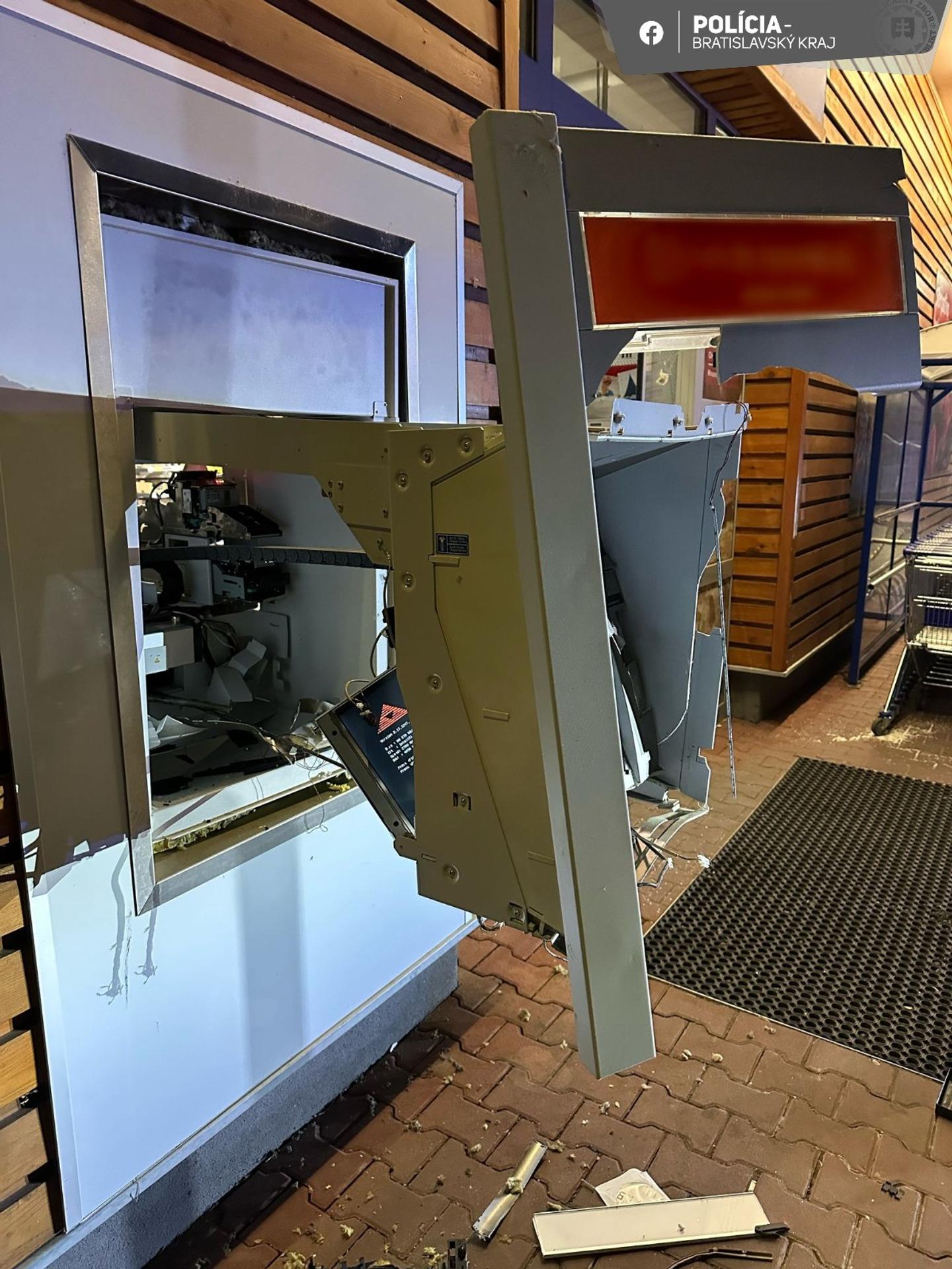 Bankomat v Rohožníku po výbuchu.