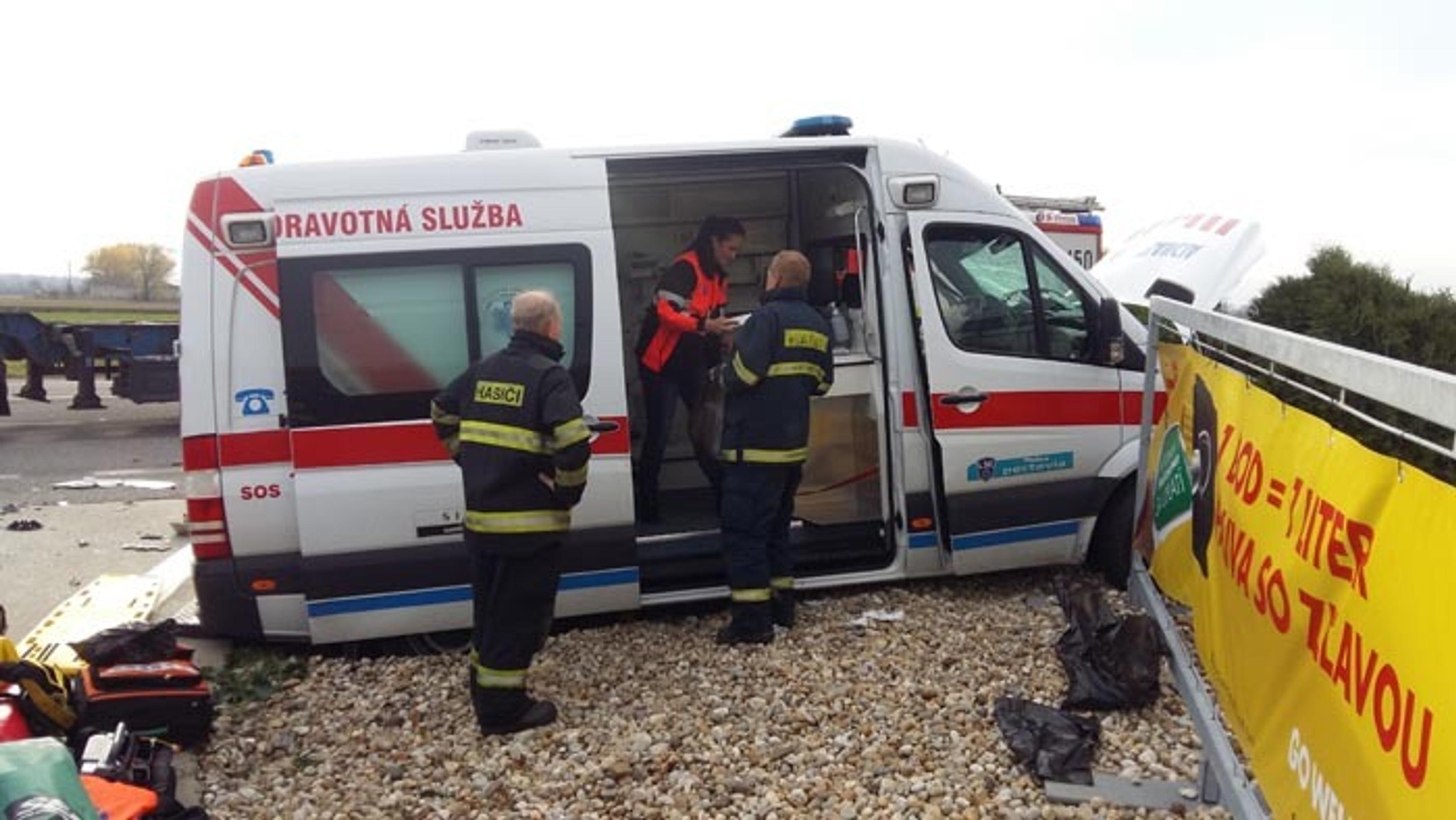 Nehoda sanitky s kamiónom.