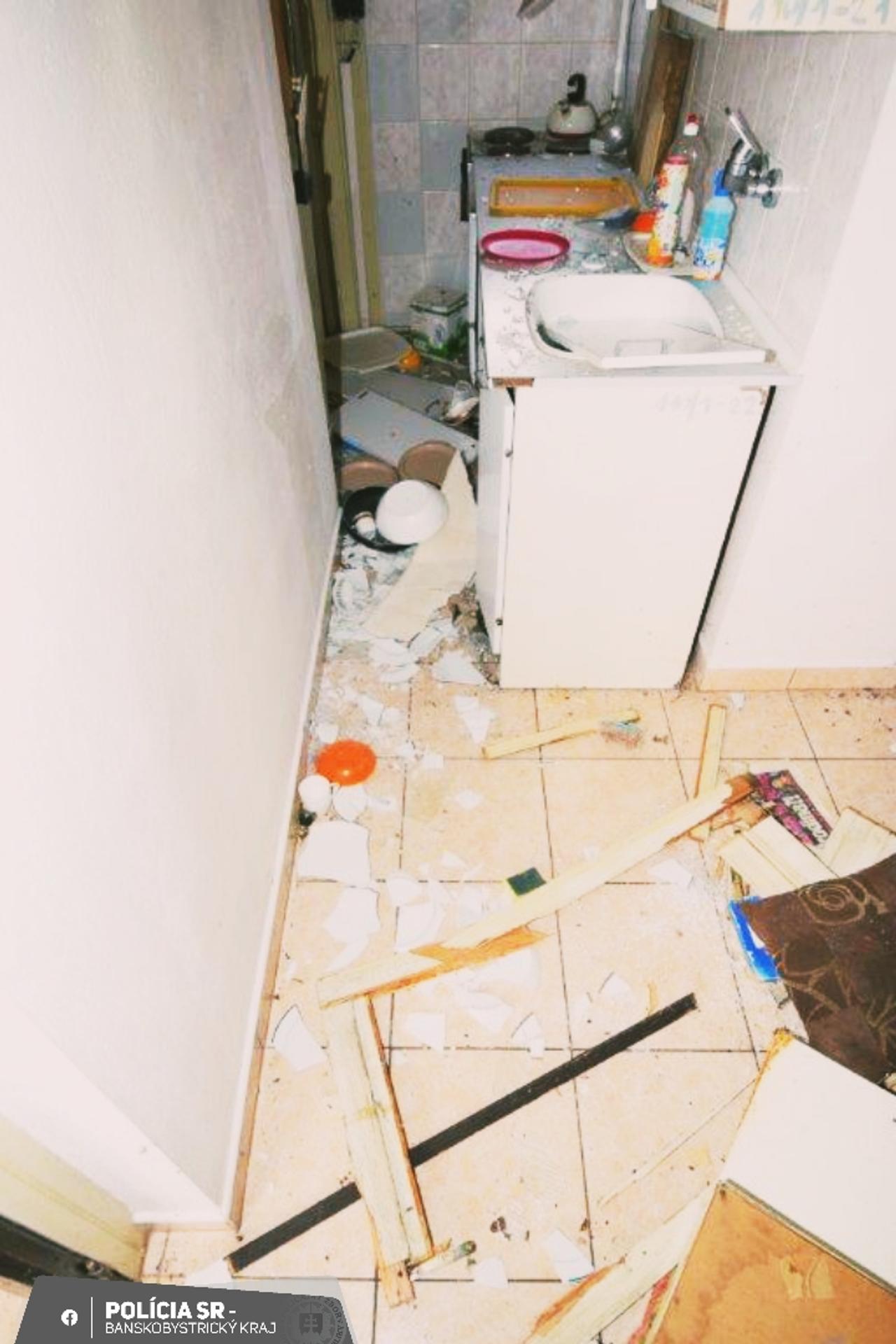 Skaza v chate v Novej Bani po vyčíňaní vandalov.