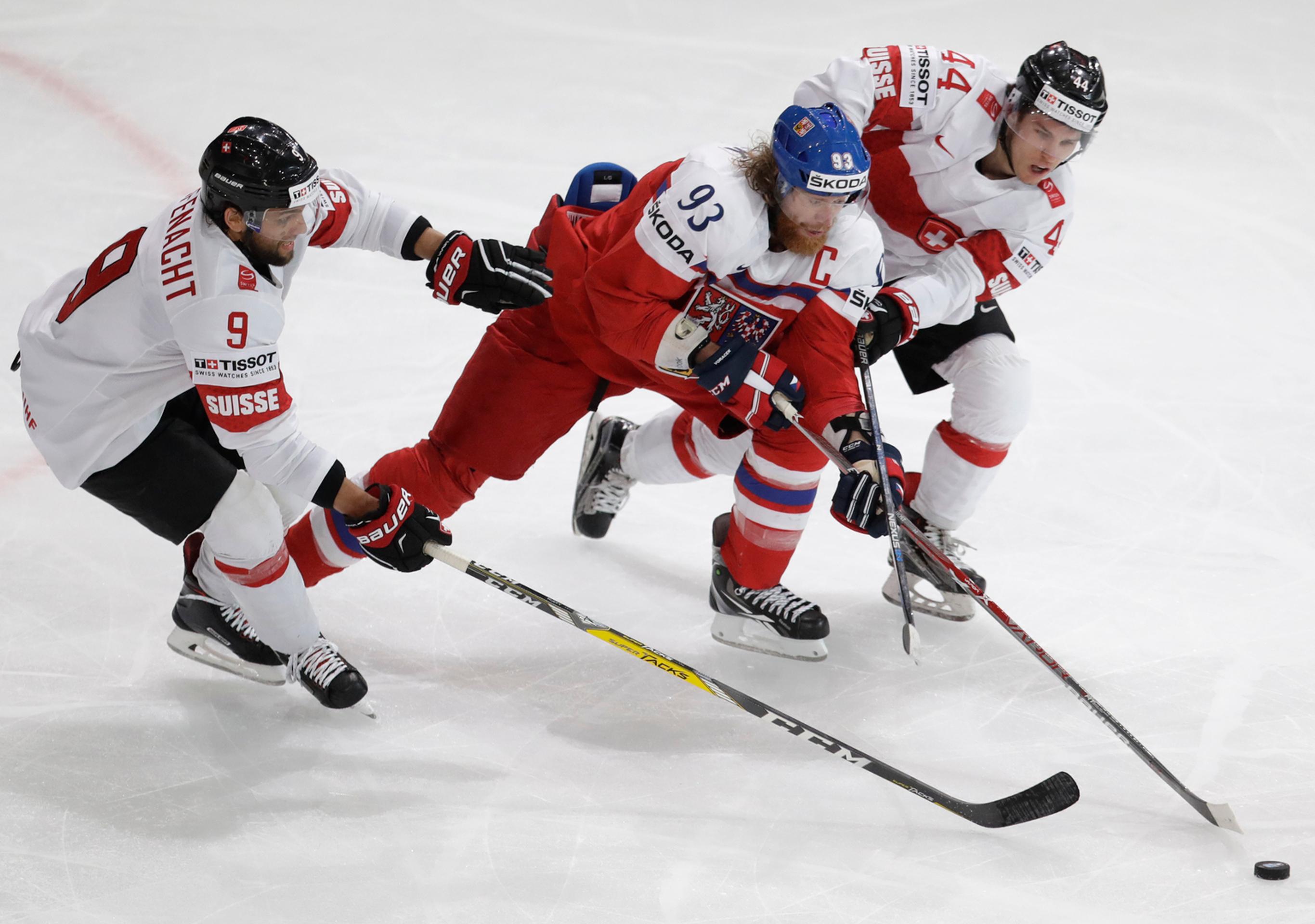 Švajčiari Pius Suter (vpravo) a Thomas Rufenacht zastavujú v dueli MS 2017 českého kapitána Jakuba Voráčka.