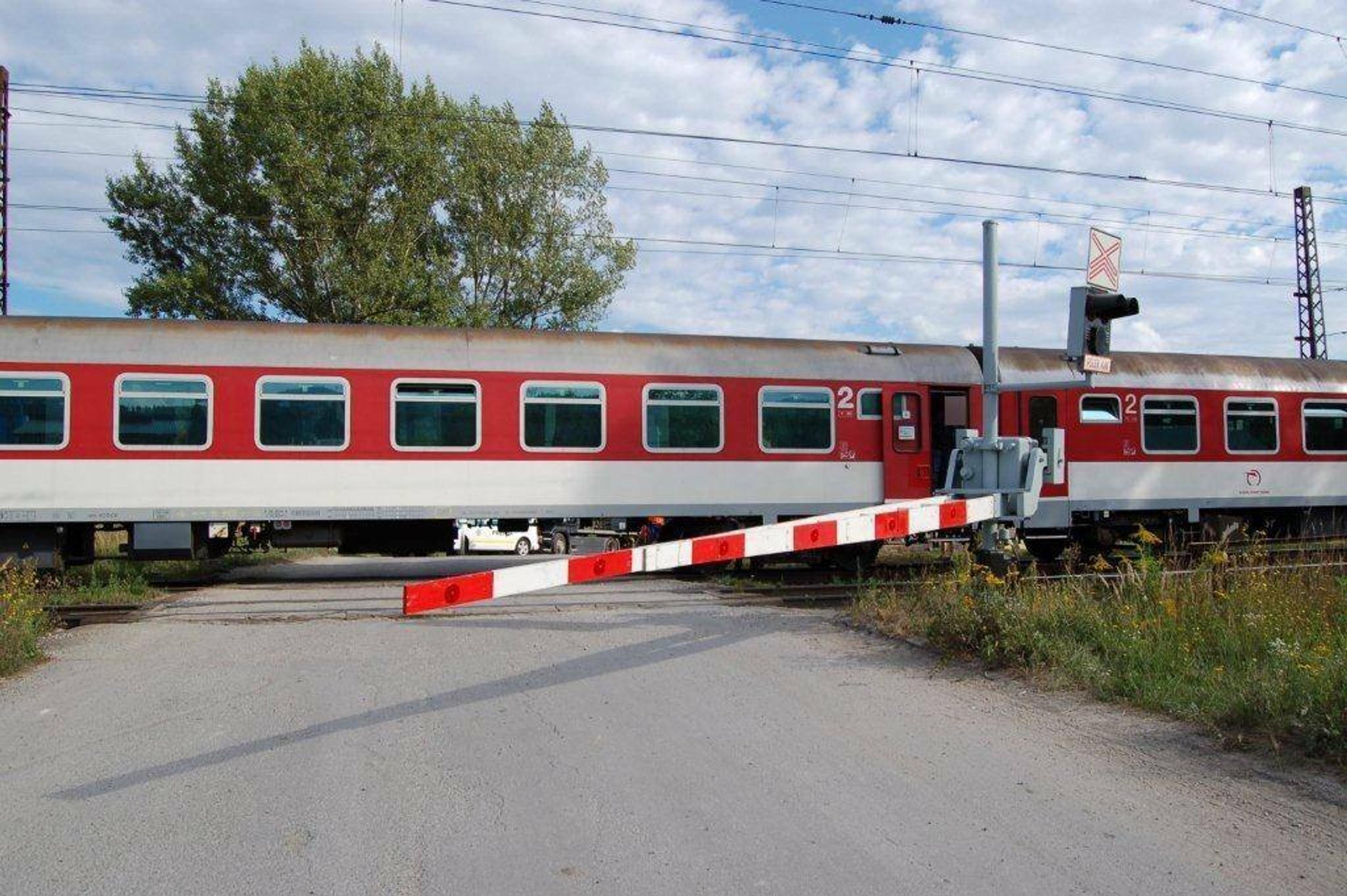 Kamión sa zasekol medzi závorami, oproti sa vyrútil rýchlik 