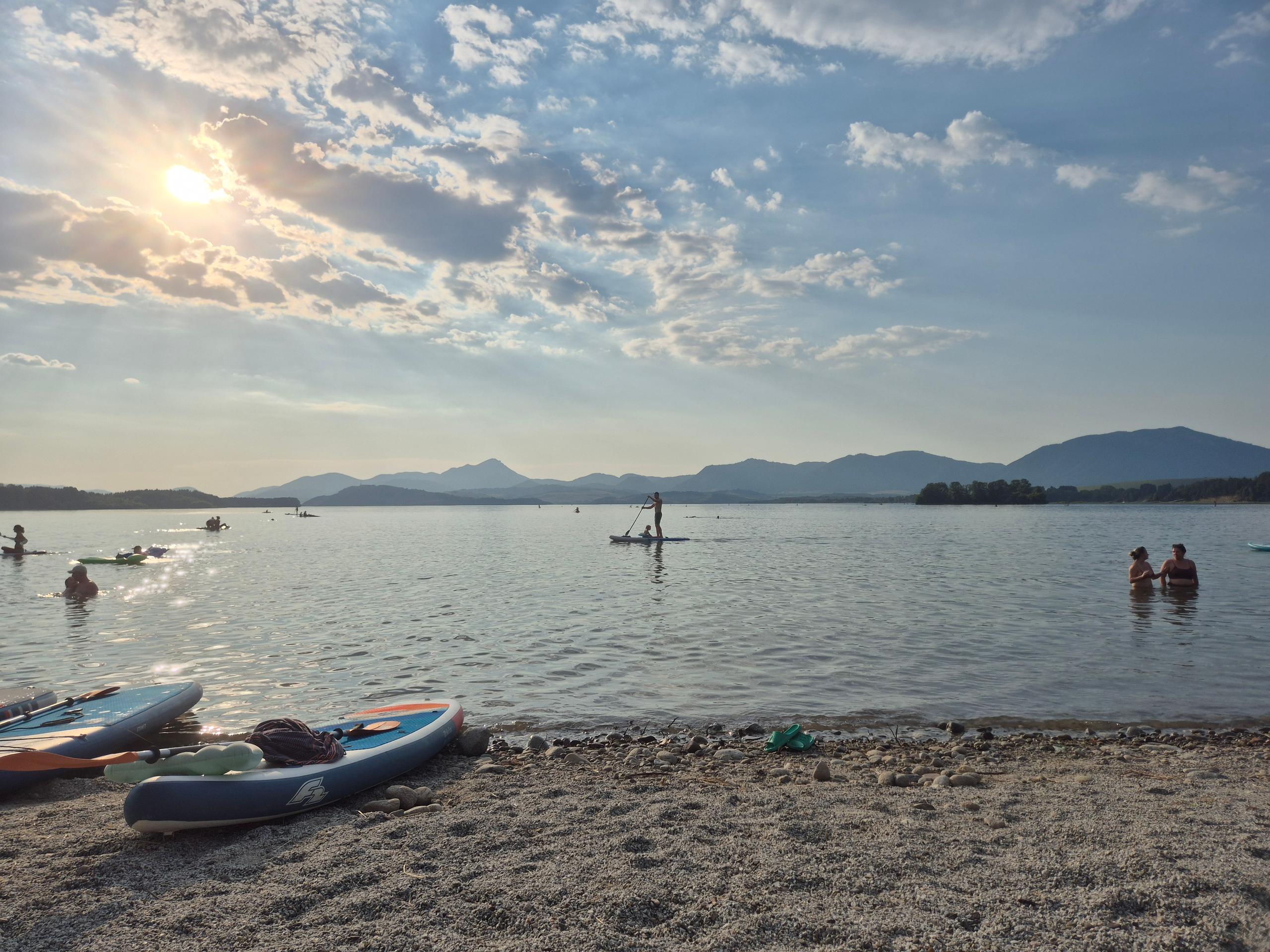 Mestská pláž v Liptovskom Mikuláši počas horúčav 