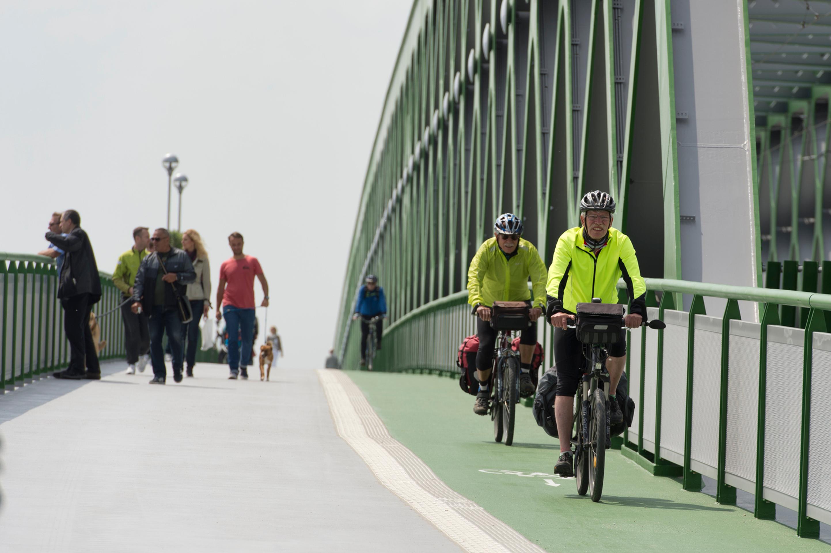 Otvorenie Starého mosta v Bratislave pre chodcov a cyklistov 