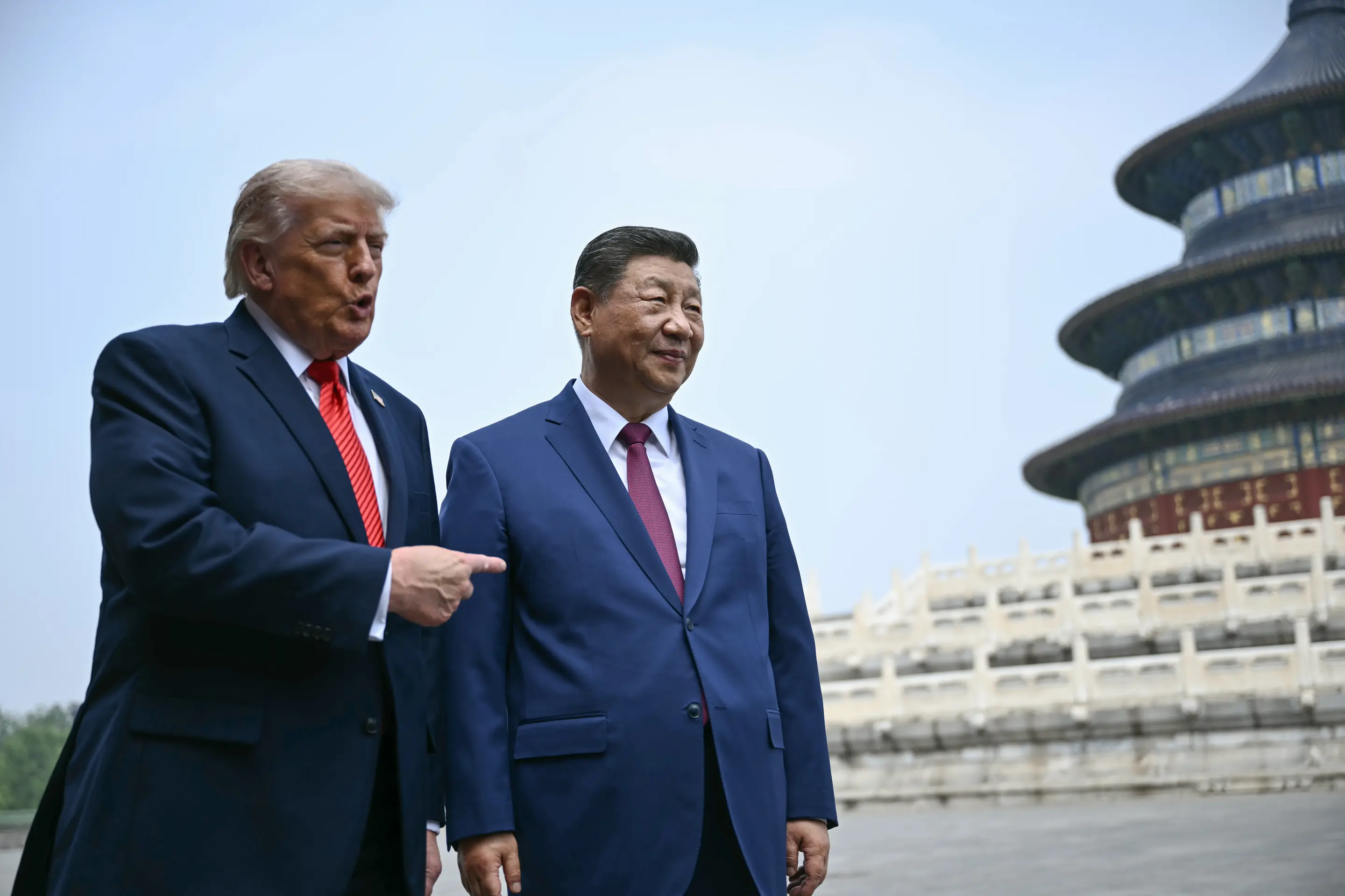 Americký prezident Donald Trump (vľavo) a čínsky prezident Si Ťin-pching počas návštevy chrámu Oltár Nebies.