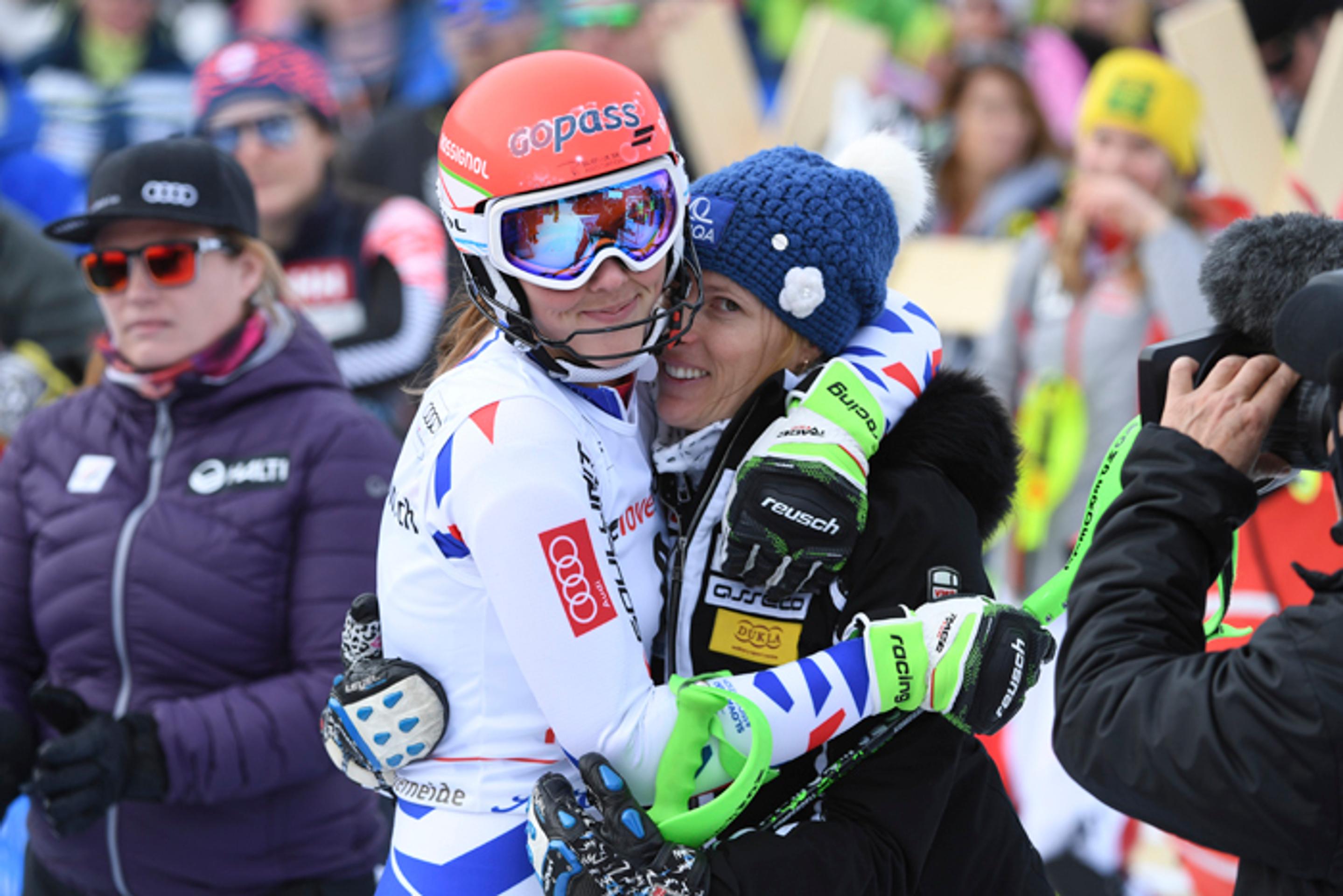 Marcos Alonso (vpravo) oslavuje so spoluhráčom z Chelsea Davidem Zappacostom gól v pohári proti Newcastlu.