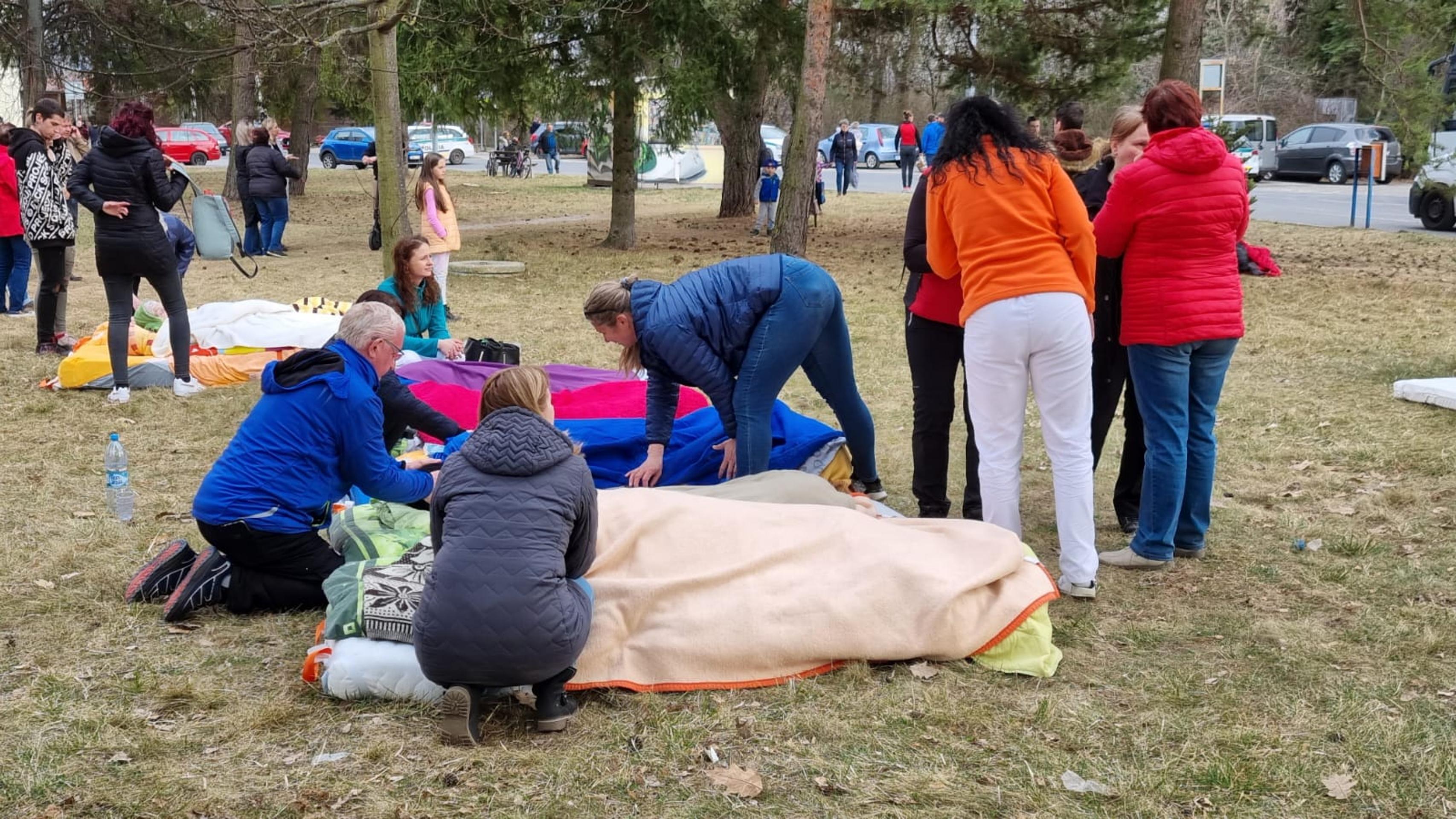 Seniori z domova dôchodcov.