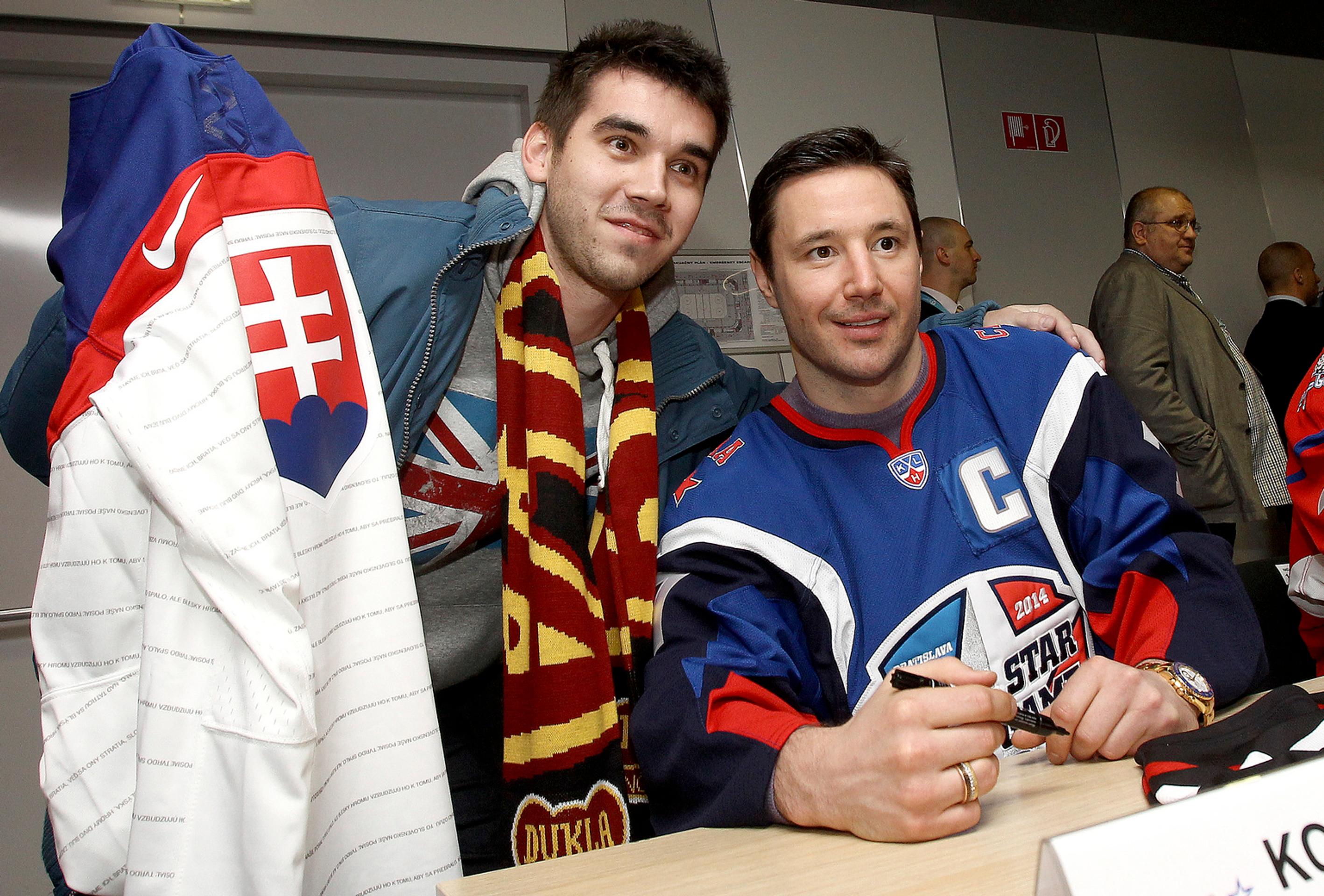 Na snímke kapitán výberu Západ Iľja Kovaľčuk sa fotí s fanúšikom so slovenským dresom počas autogramiády  pred Zápasom hviezd Ko