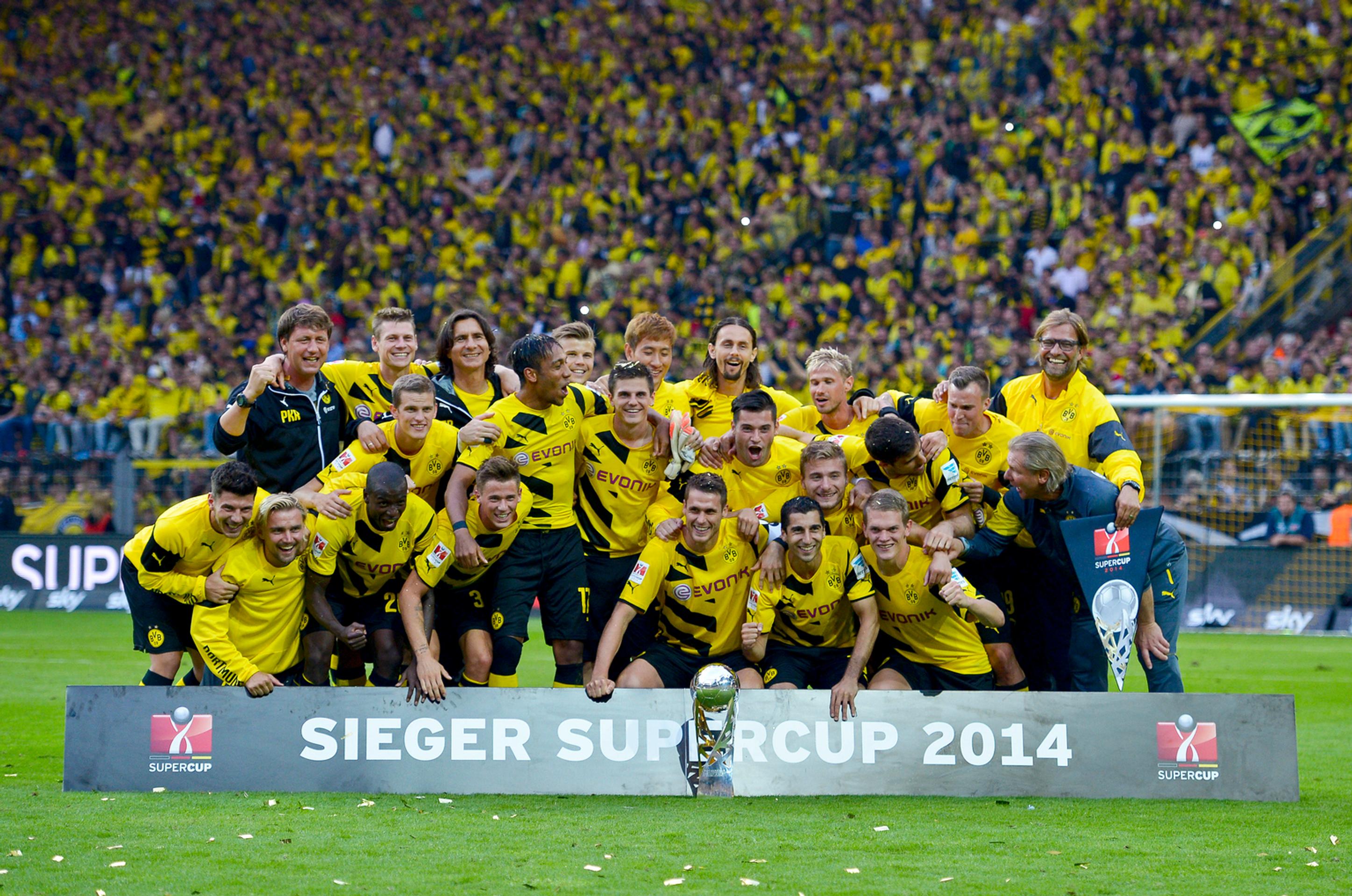 Futbalisti Dortmundu sa tešia po zisku nemeckého Superpohára.