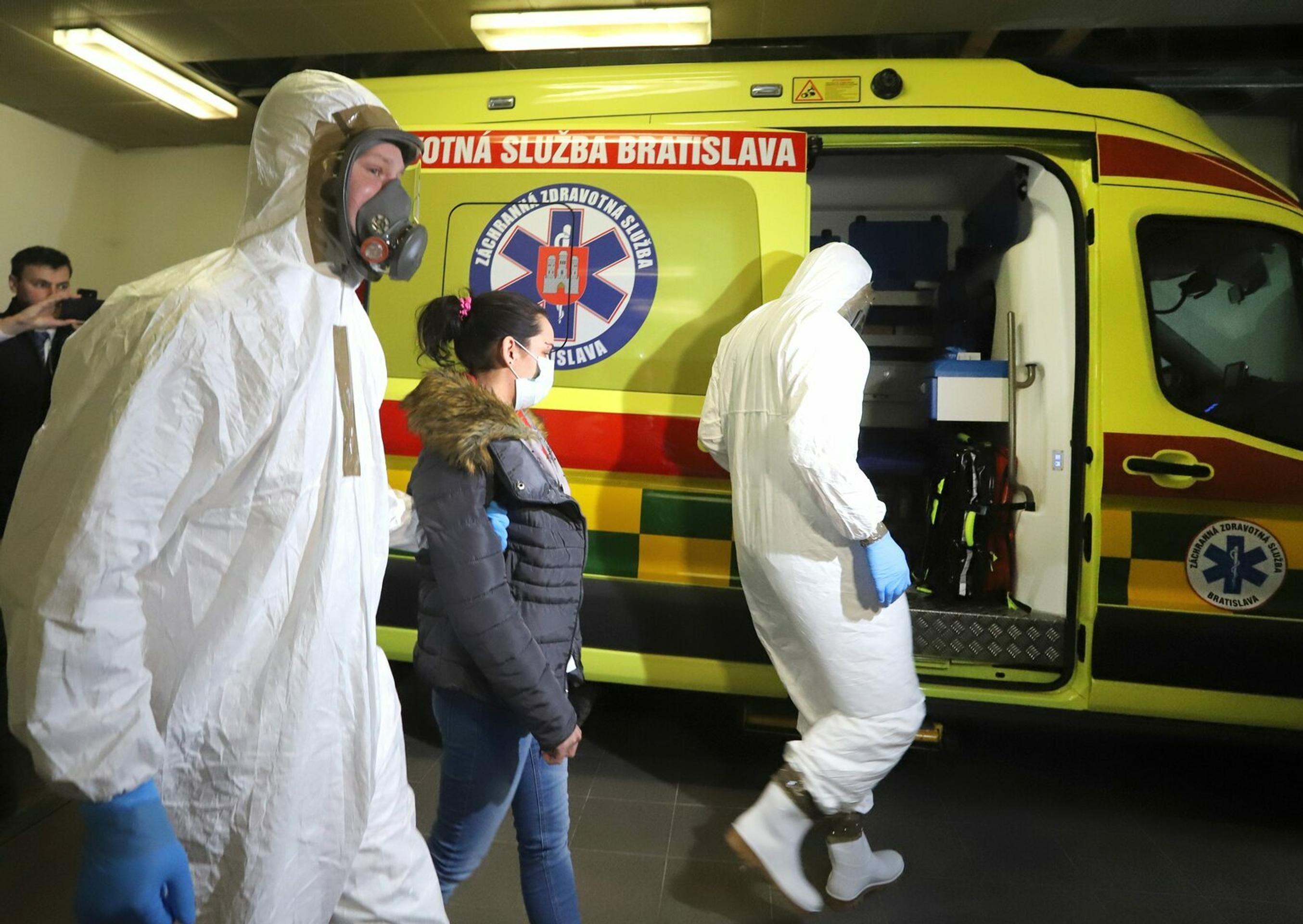 Orangutan podal ochranárovi pomocnú ruku.