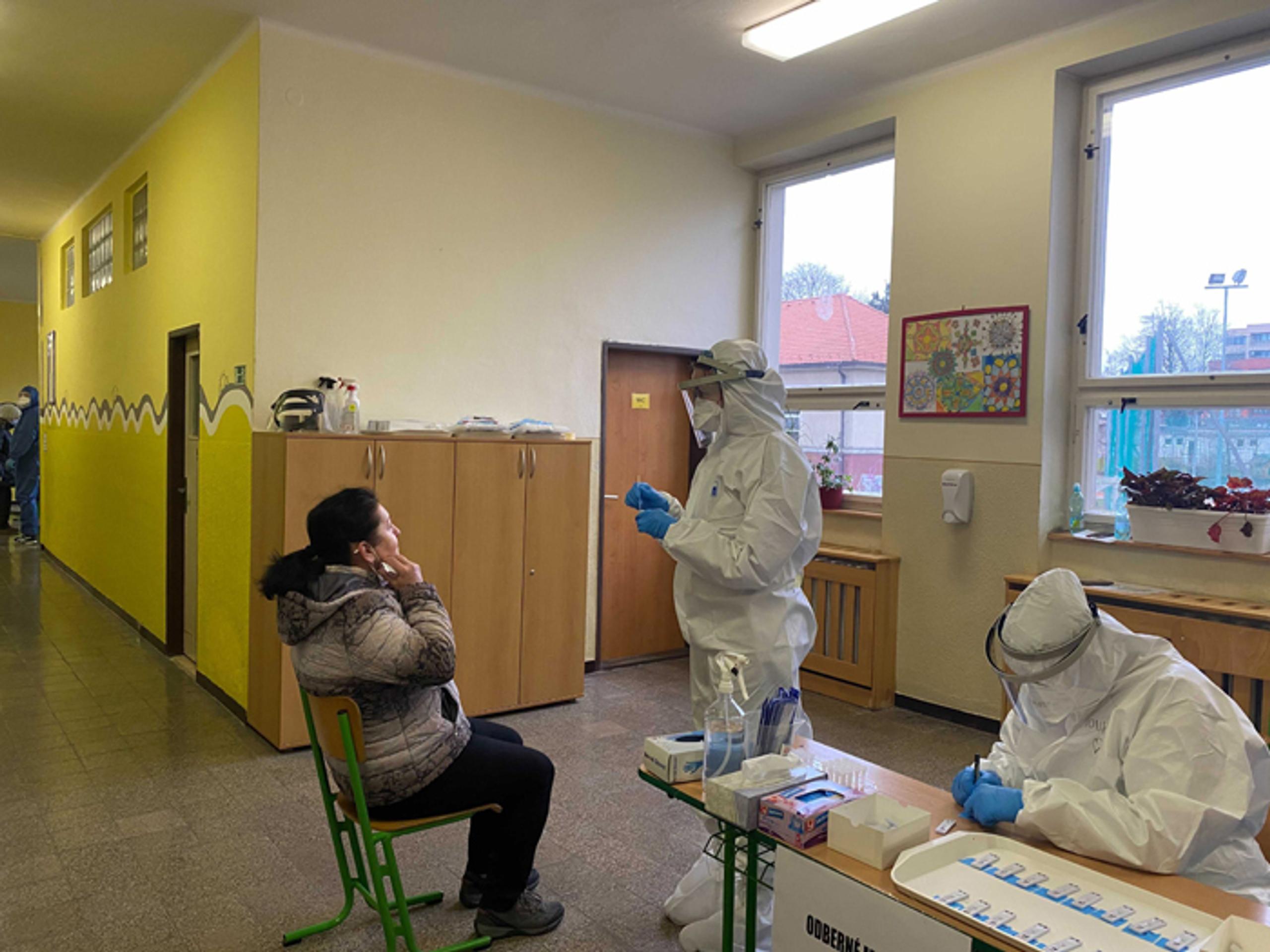 Regál s tovarom, ktorý sa nemá predávať v potravinách v obchodnom centre v Košiciach.