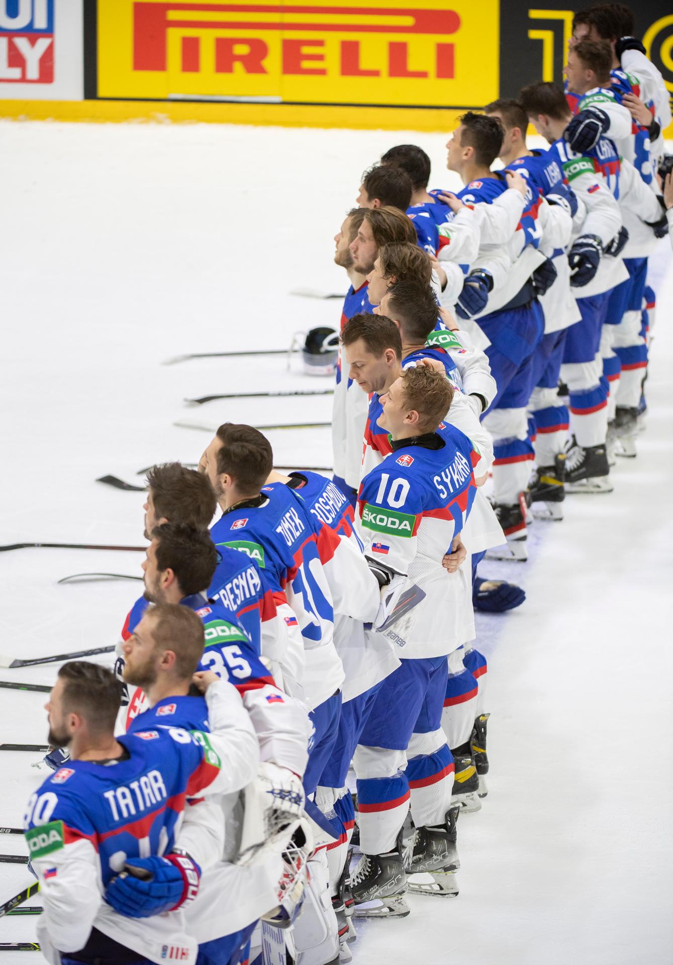 Slováci počúvajú hymnu po víťazstve nad Kazachstanom na MS 2022.