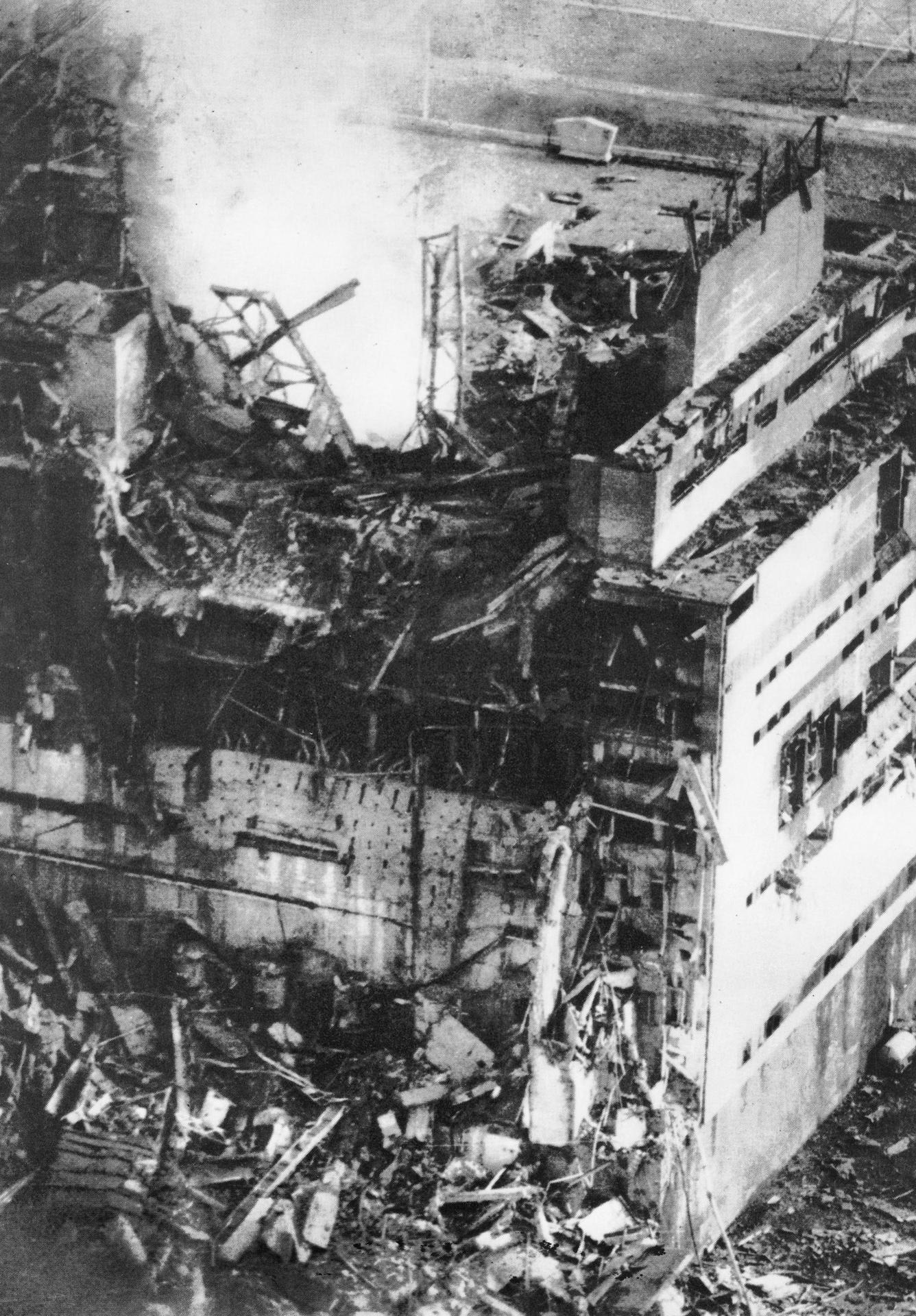 Na jedinečnej fotografii havarovaný štvrtý reaktor černobyľskej jadrovej elektrárne, ktorú urobil fotograf tejto elektrárne Anat