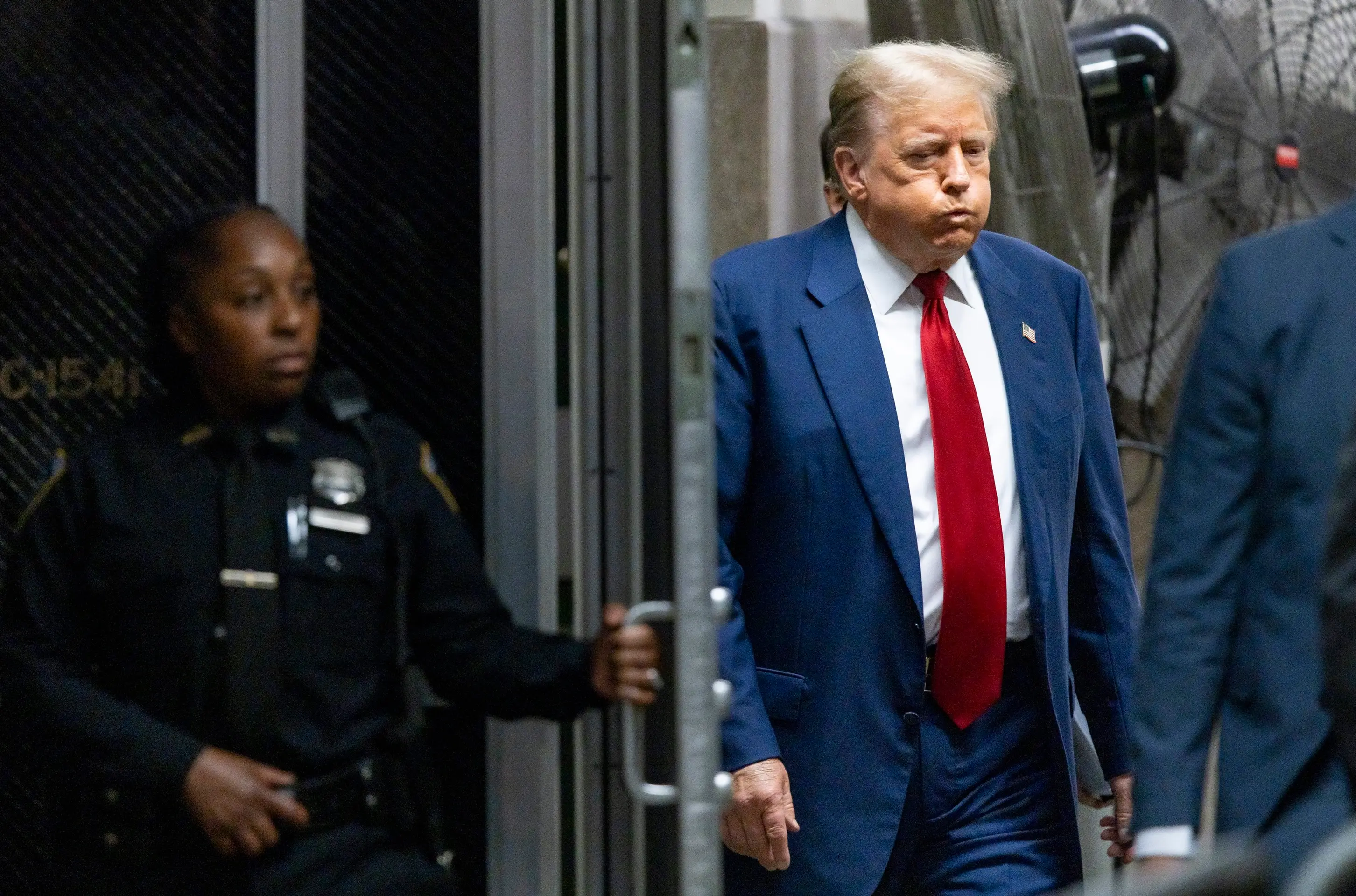Donald Trum prichádza do budovy súdu na Manhattene