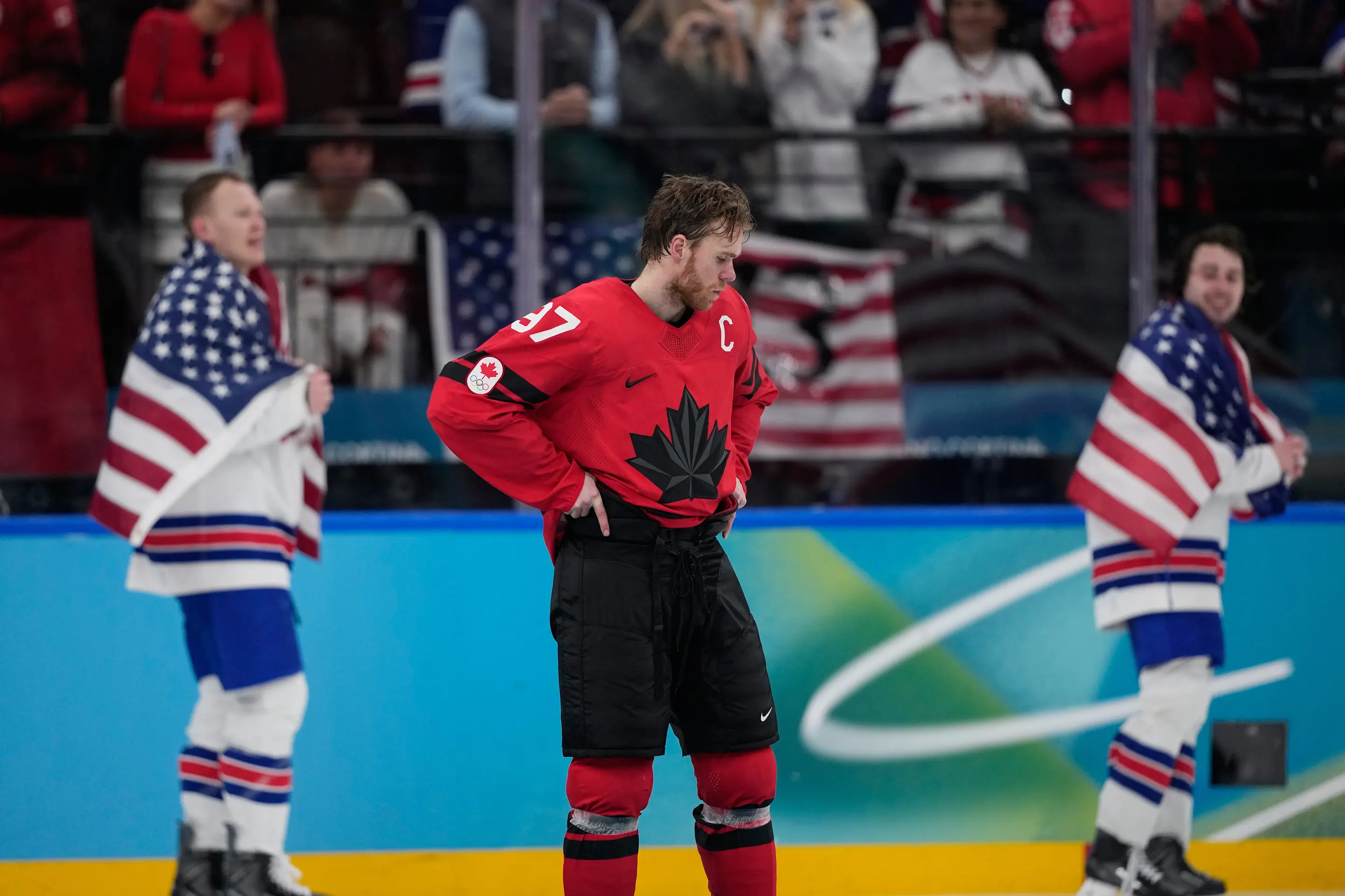 Na snímke kapitán Kanady Connor McDavid (97) reaguje po prehre.