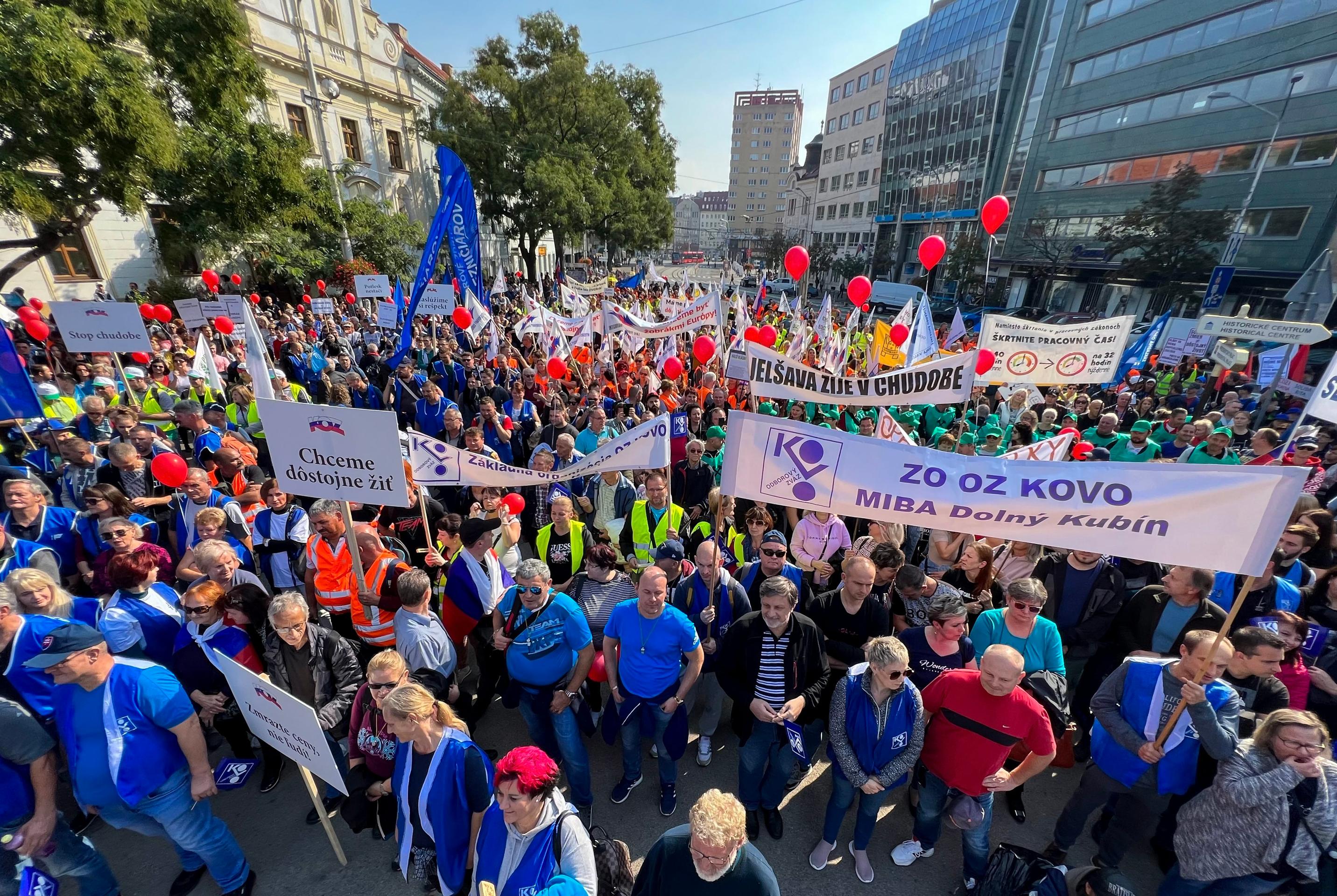 Účastníci demonštrácie Konfederácie odborových zväzov (KOZ) SR proti energetickej chudobe 8. októbra 2022 na námestí v Bratislave