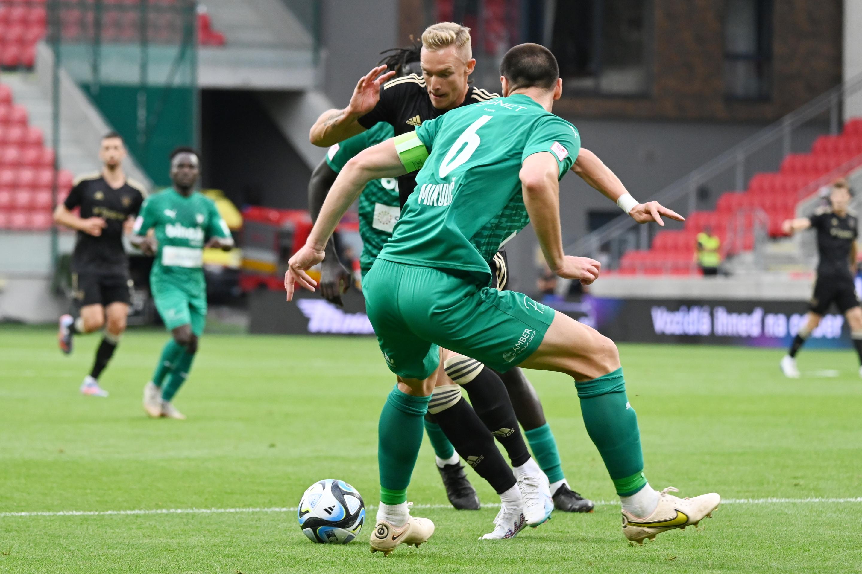 Na snímke vľavo kapitán Trnavy Roman Procházka a kapitán Audy Bozo Mikulič.