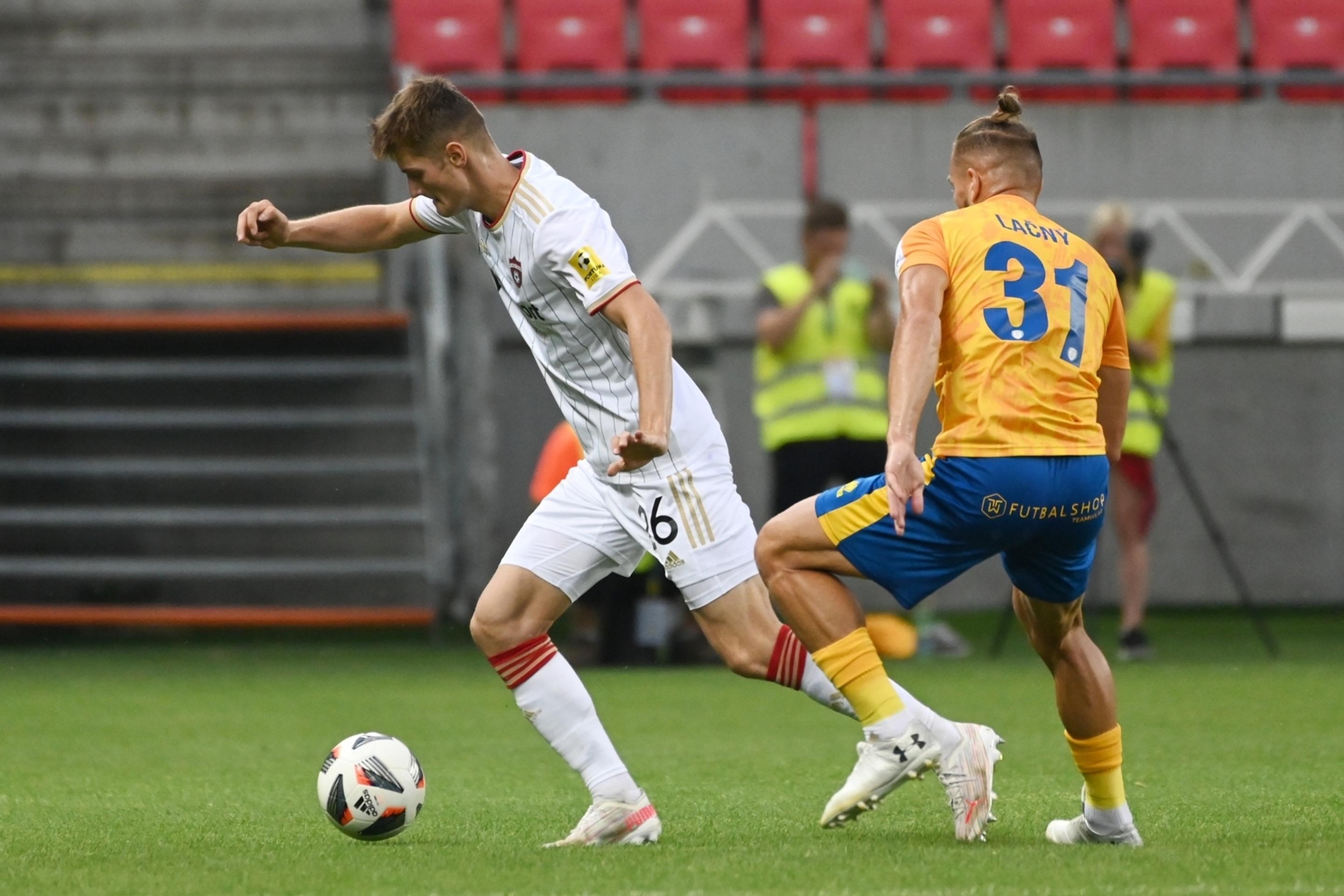 Na snímke vľavo hráč Trnavy Sebastián Kóša a hráč Pohronia Miloš Lačný.