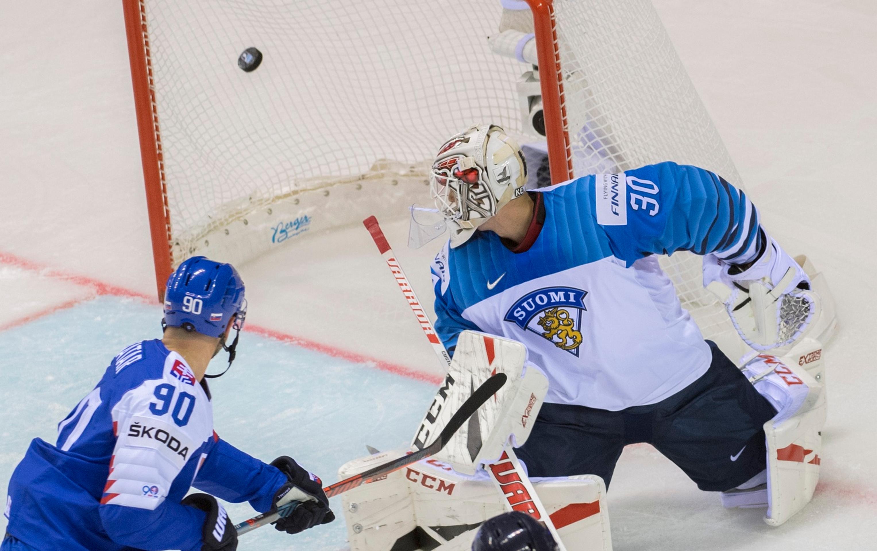 Fínski hokejisti sa tešia po strelení gólu na 1:1 proti Slovensku na MS 2019.