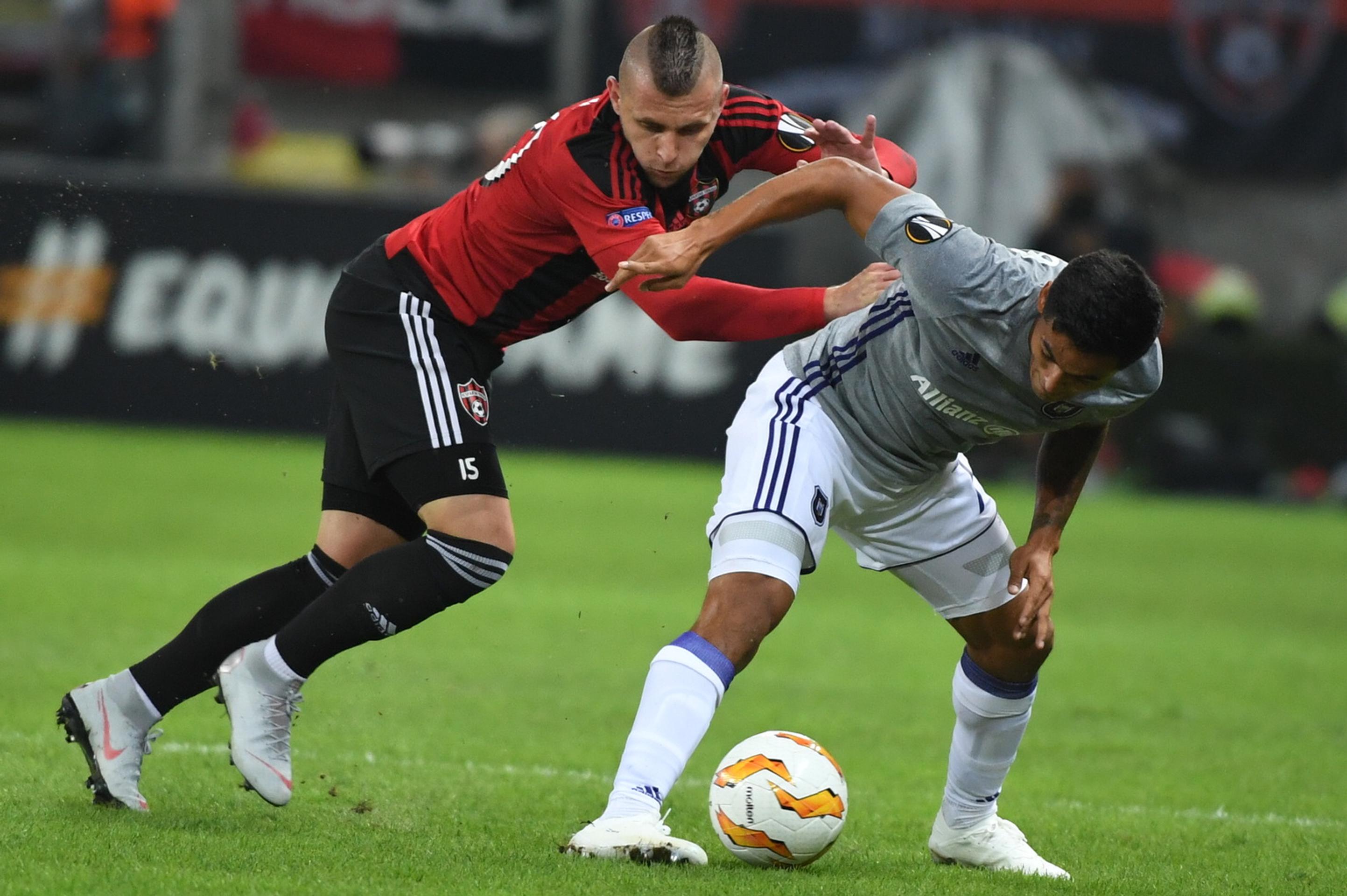 Matúš Čonka (vľavo) z Trnavy a Andy Najar z Anderlechtu v dueli EL.