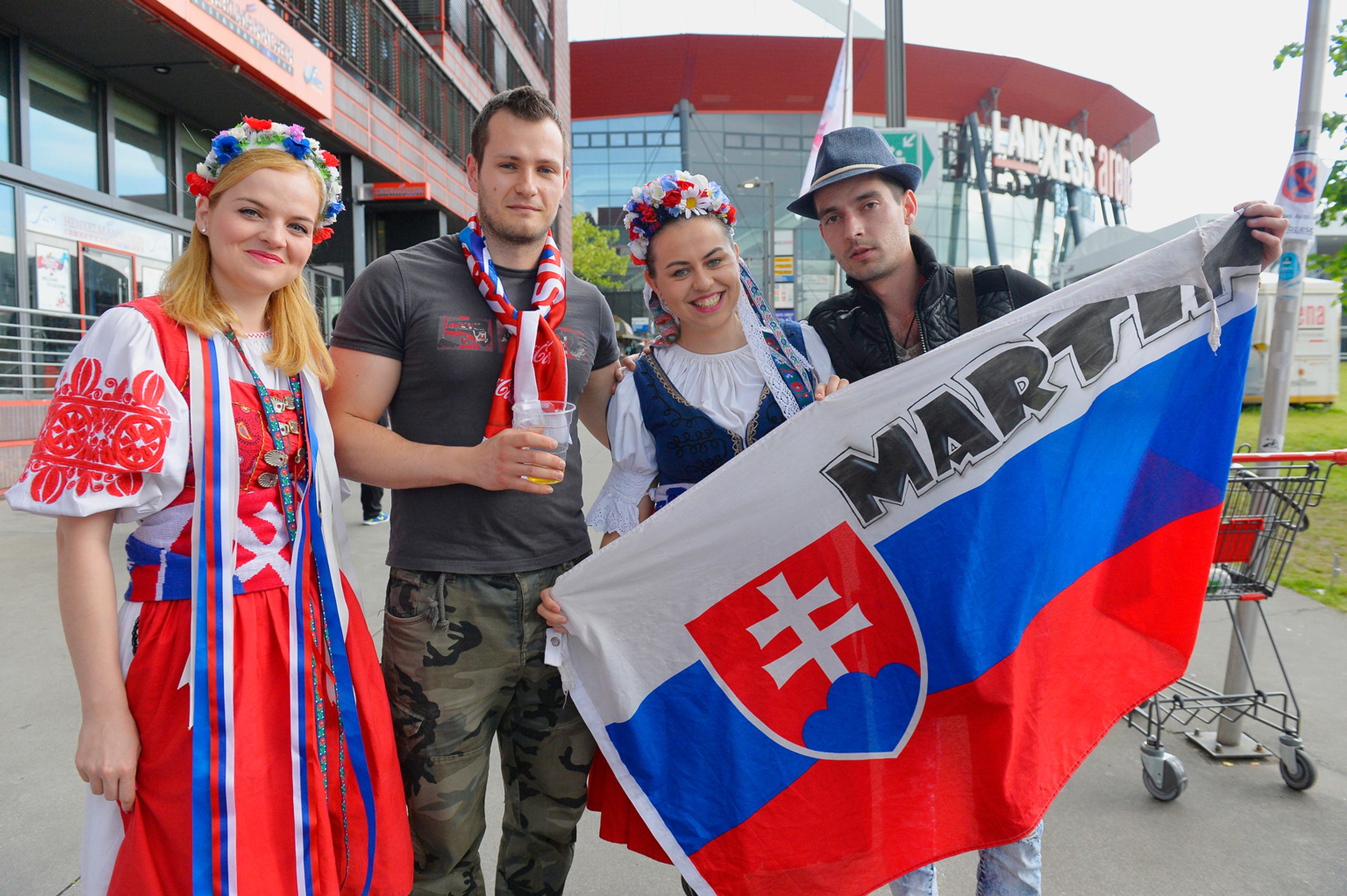 Na snímke slovenskí fanúšikovia pred začiatkom zápasu Slovensko - USA na MS v ľadovom hokeji.