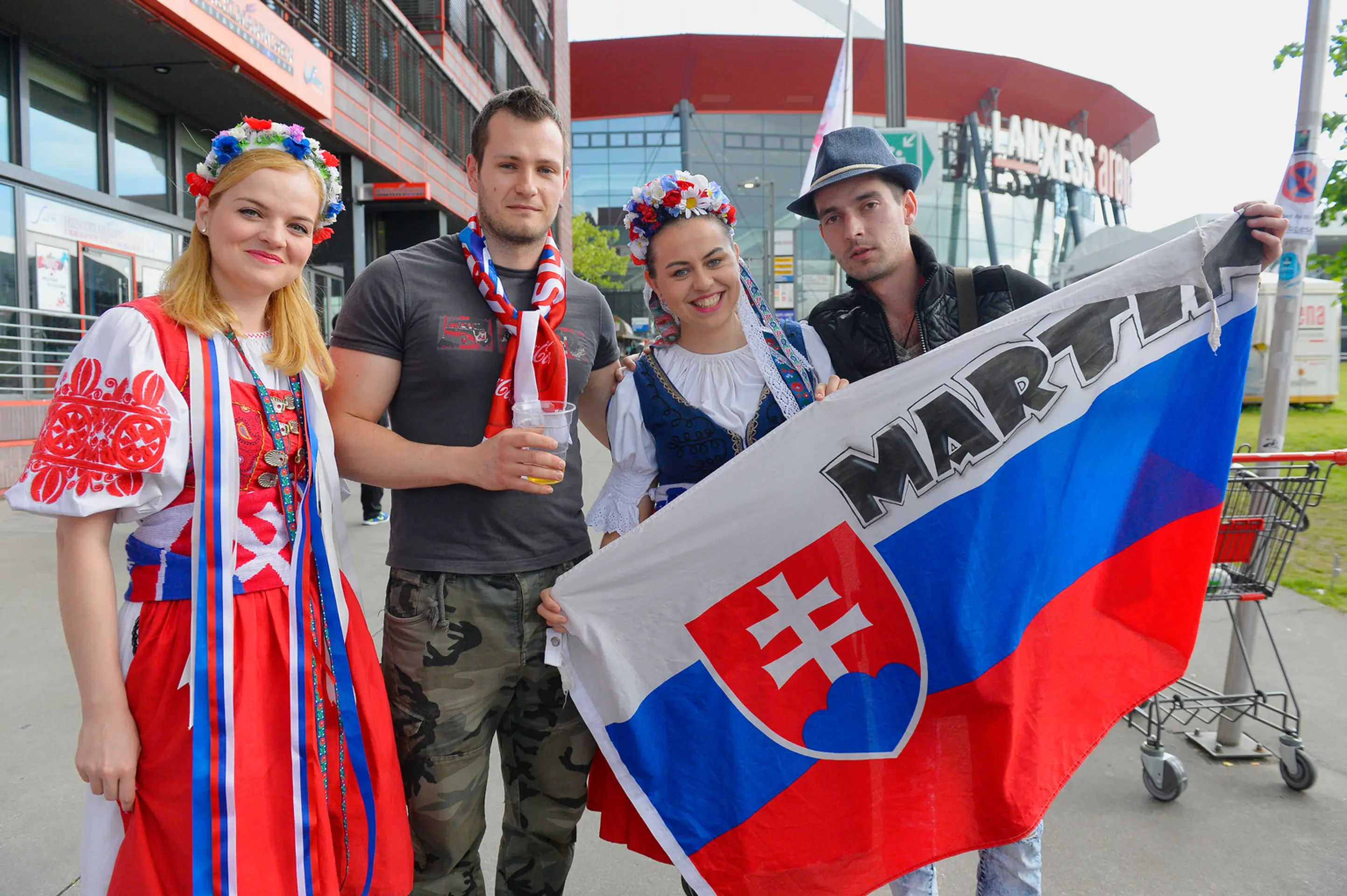 Na snímke slovenskí fanúšikovia pred začiatkom zápasu Slovensko - USA na MS v ľadovom hokeji.