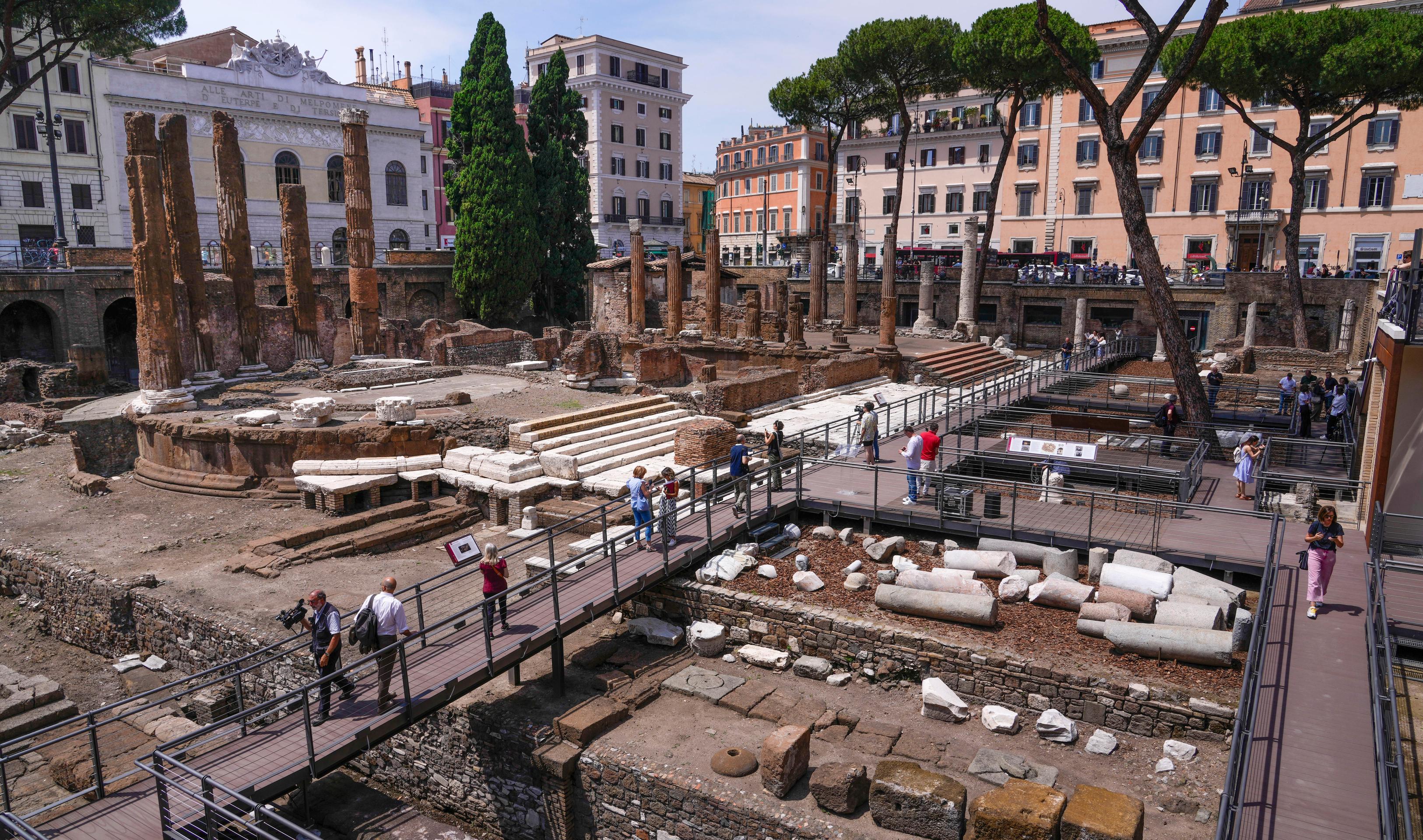 Na snímke novinári počas návštevy chrámového komplexu, v ktorom sprístupnili štyri chrámy z obdobia starovekého Ríma