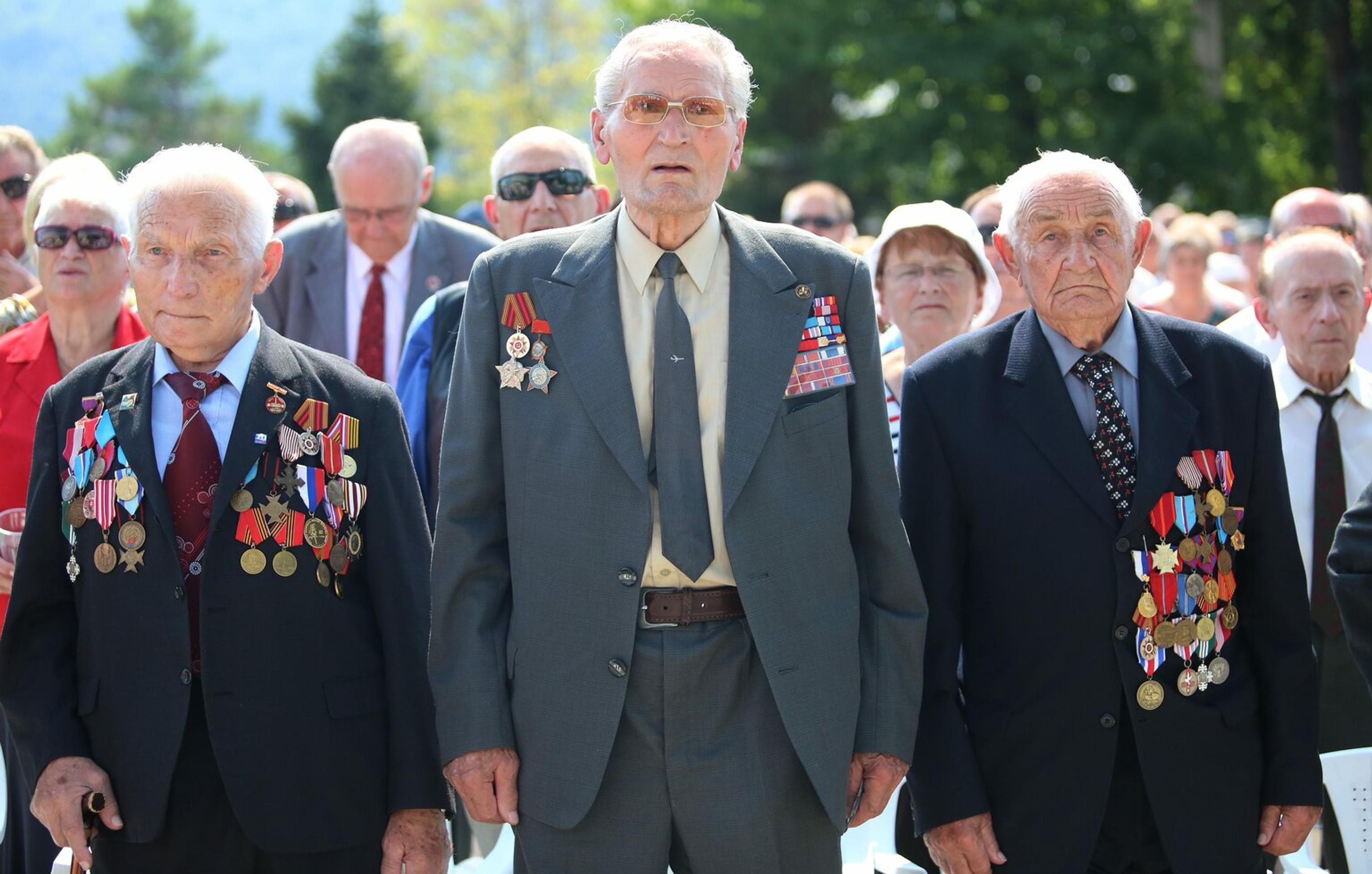 Účastníci Slovenského národného povstavnia počas osláv 72. výročia.