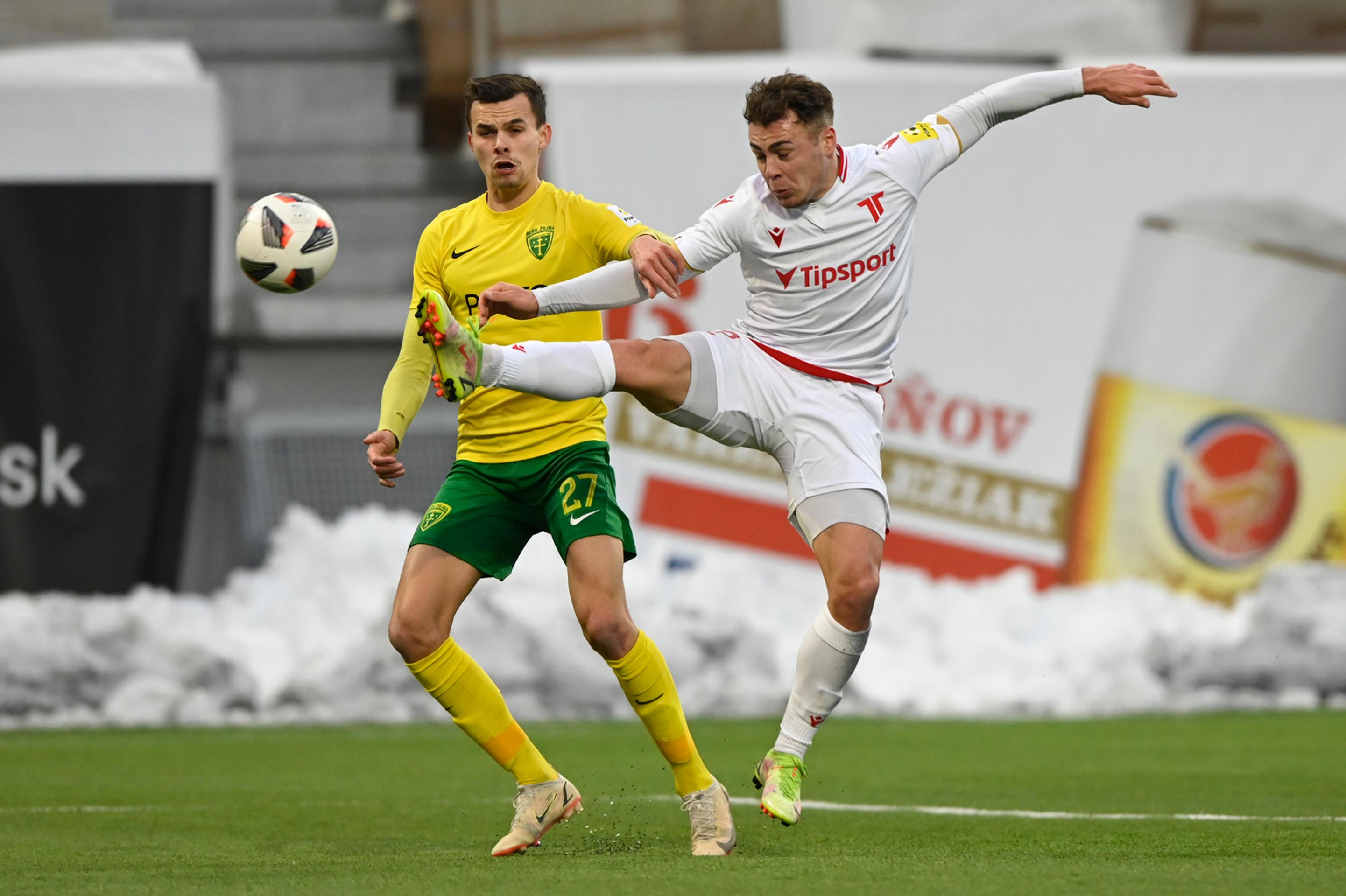Zľava Branislav Sluka (MŠK Žilina) a Adrián Slávik (AS Trenčín) v zápase 18. kola Fortuna ligy.