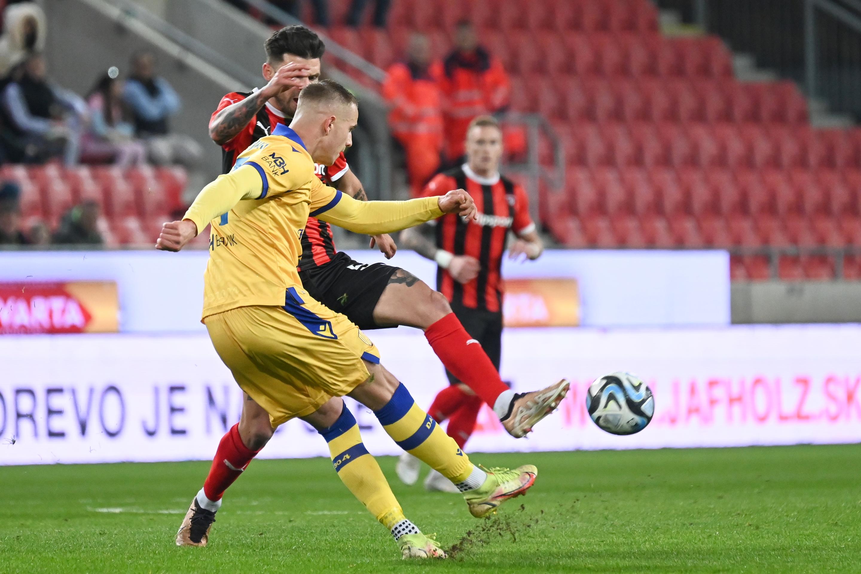 Vľavo v pozadí hráč Spartaka Michal Ďuriš a hráč DAC Konrad Gruzskowski v 20. kole Niké ligy.