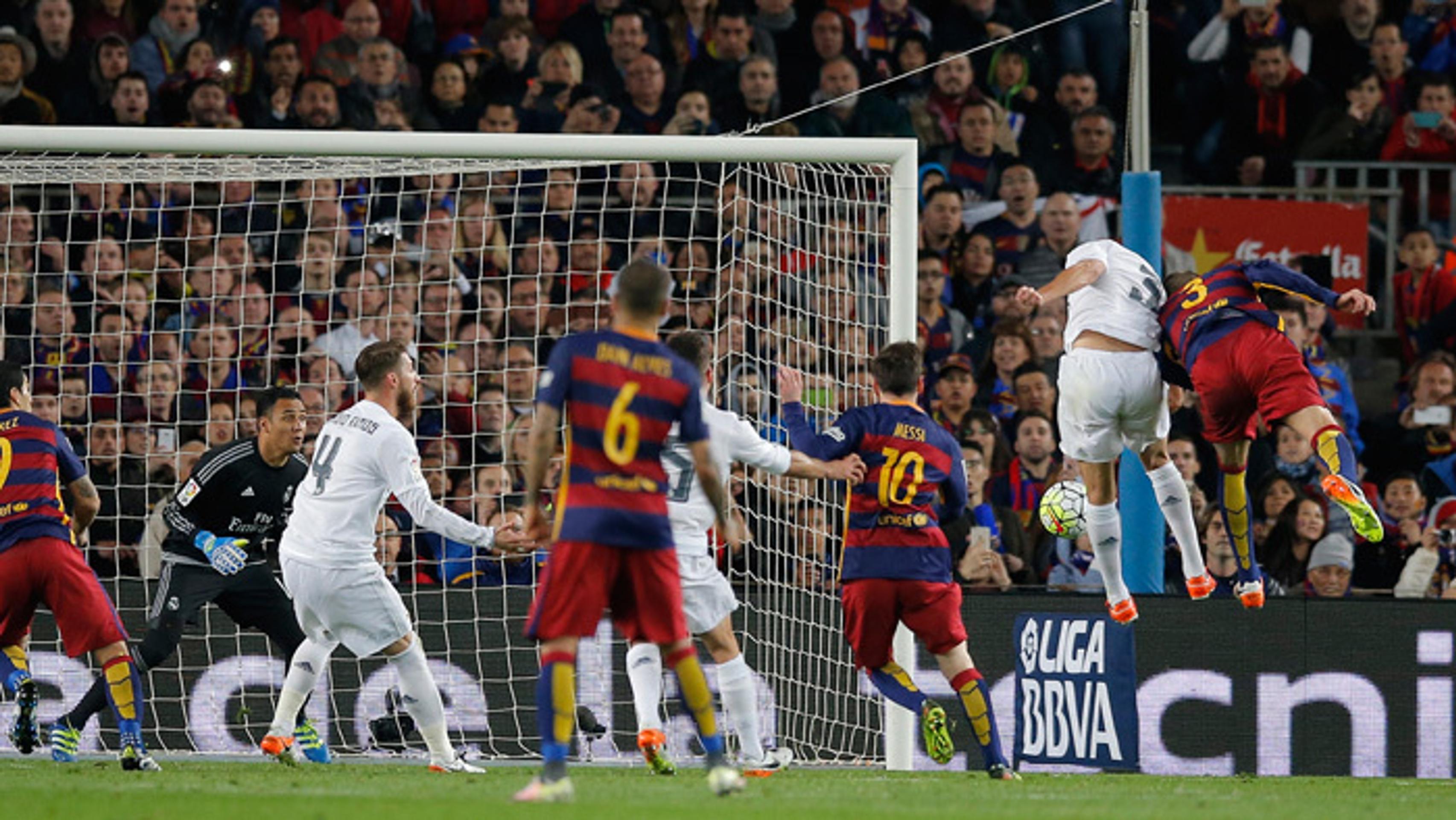 Gerard Pique skóruje do brány Realu Madrid počas El Clásico.
