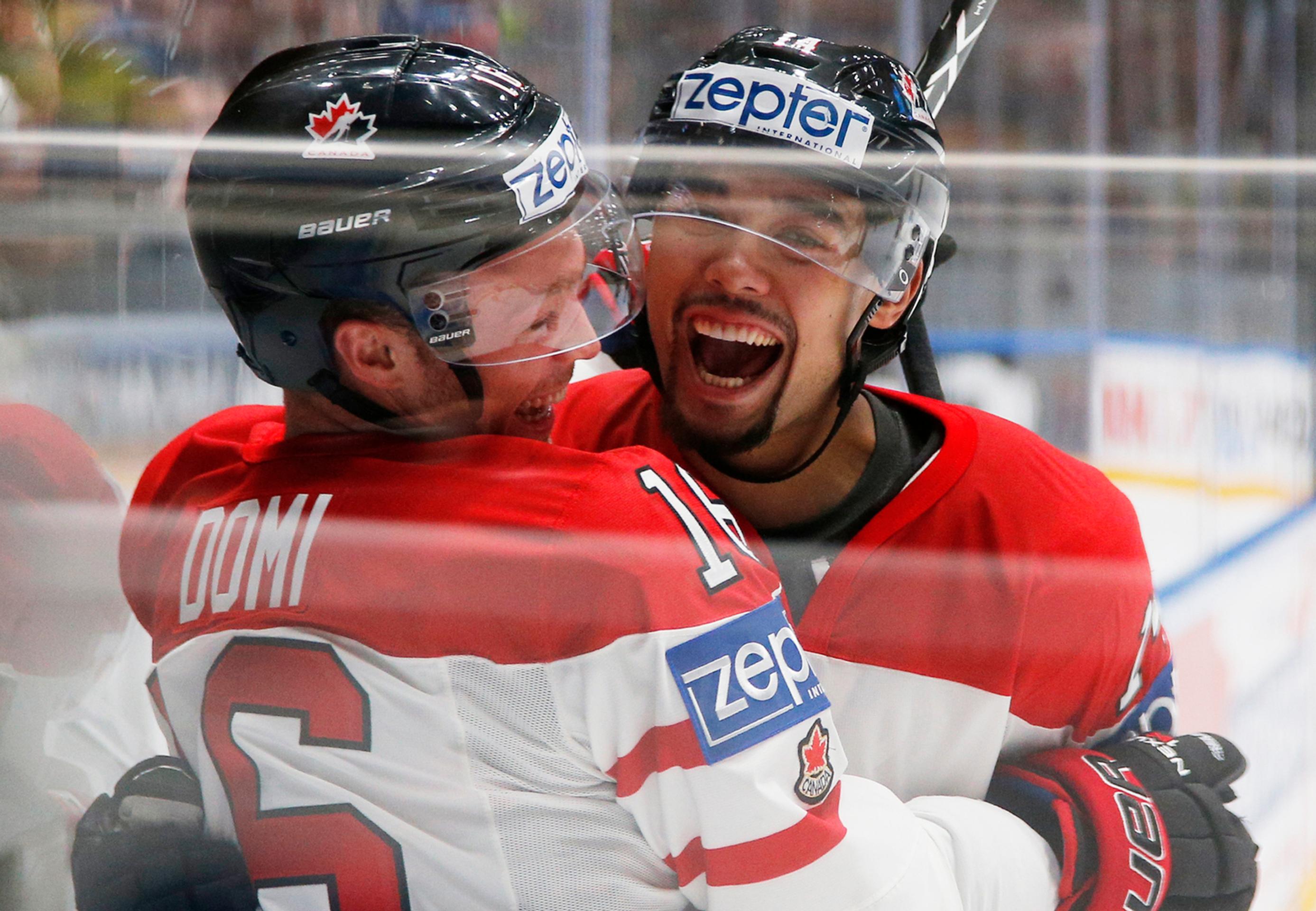 Kanadský hokejista Max Domi (vľavo) a jeho spoluhráč Matt Dumba sa tešia po strelení gólu vo štvrťfinále MS v Rusku.