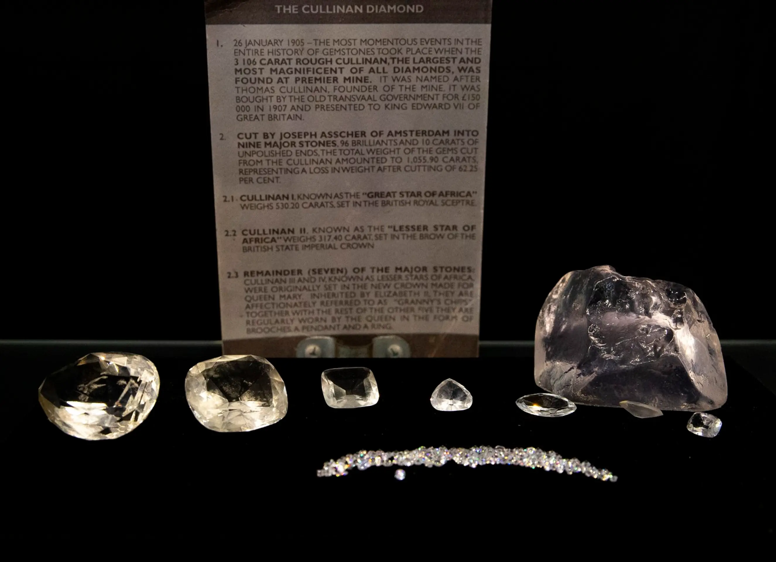 Replika 9 najväčších kusov po rozrezaní surového diamantu Cullinan na snímke z roku 1908.