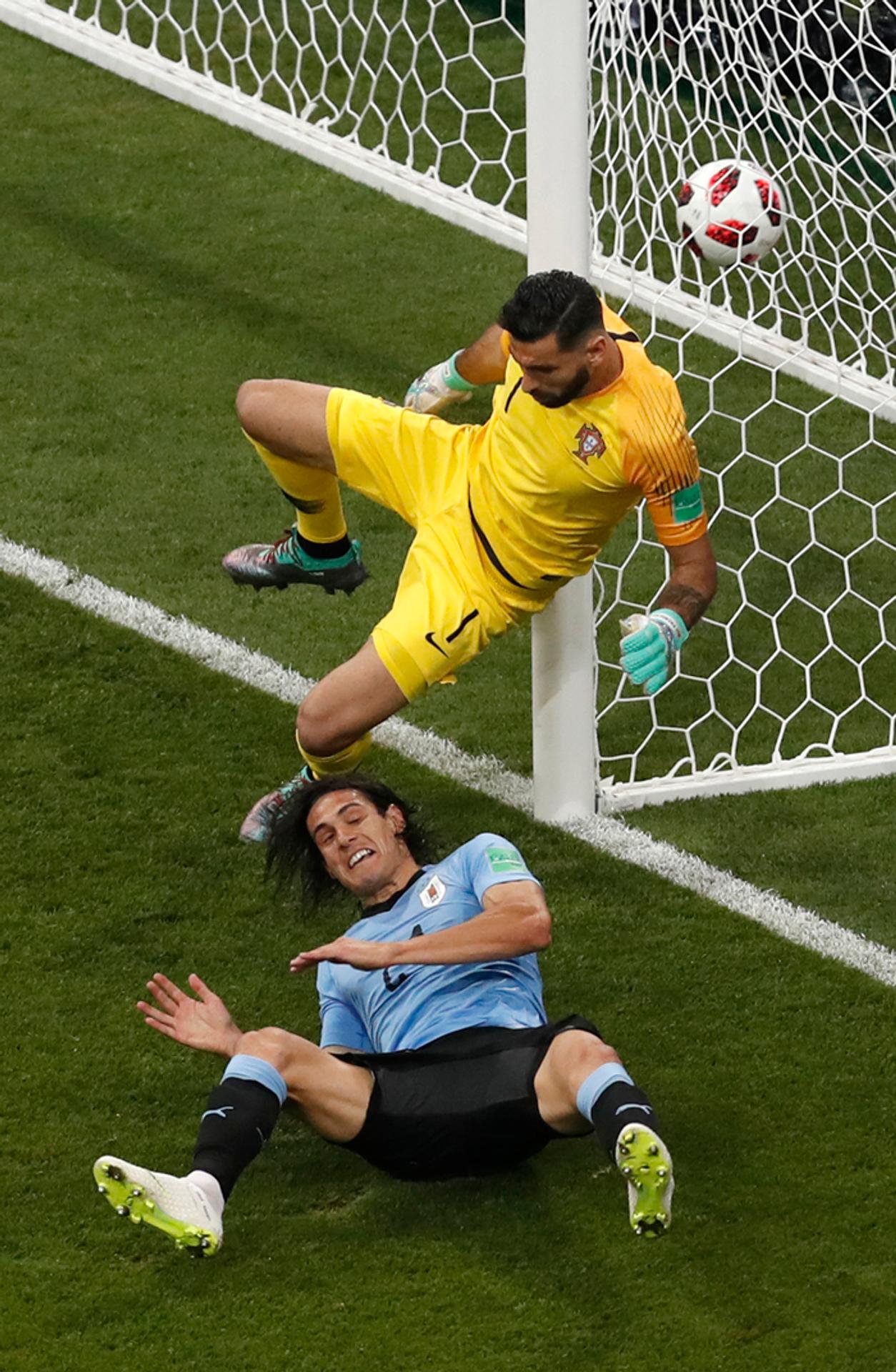 Edinson Cavani po skórovaní do portugalskej bránky, v ktorej chytal v osemfinále MS Rui Patricio.