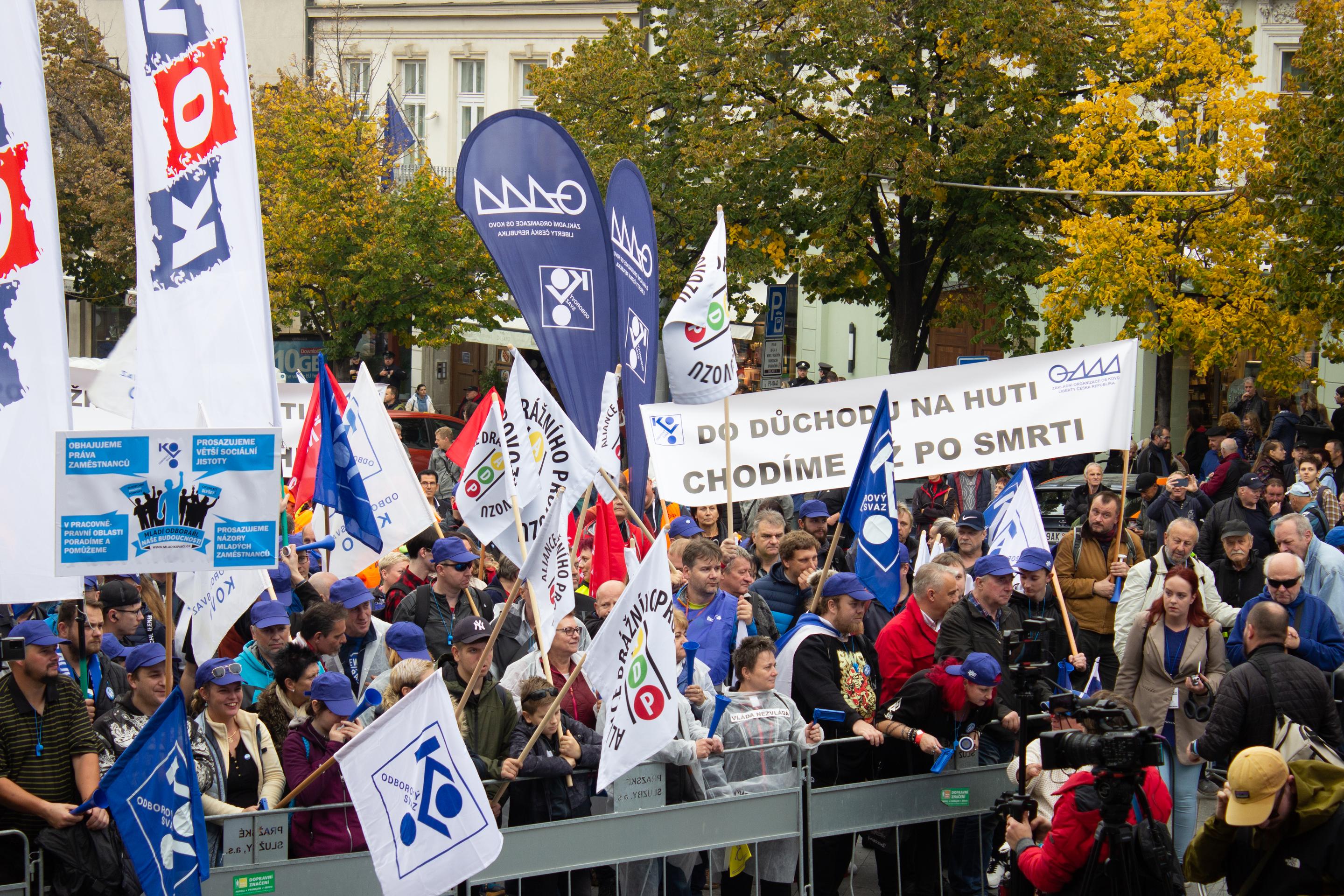 Českí odborári demonštrovali na pražskom Václavskom námestí.