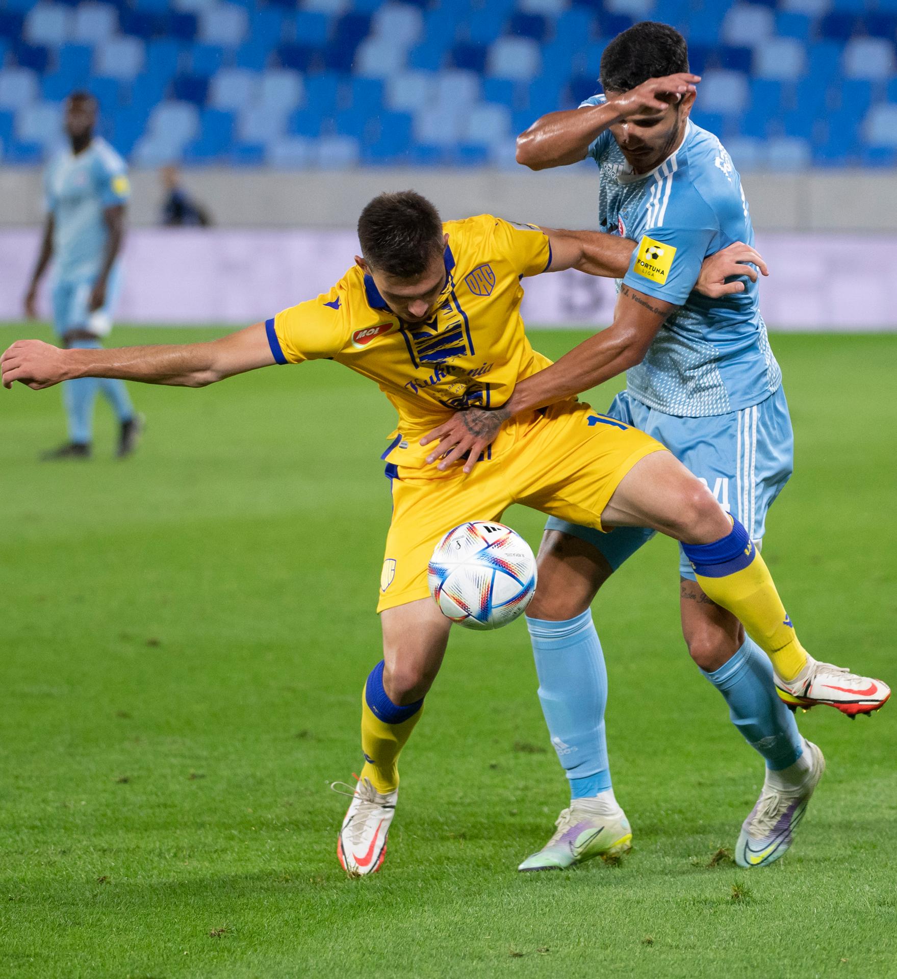Sprava Eric Ramirez (Slovan) a Mateus Brunetti (DAC) bojujú o loptu v zápase 8. kola Fortuna ligy.