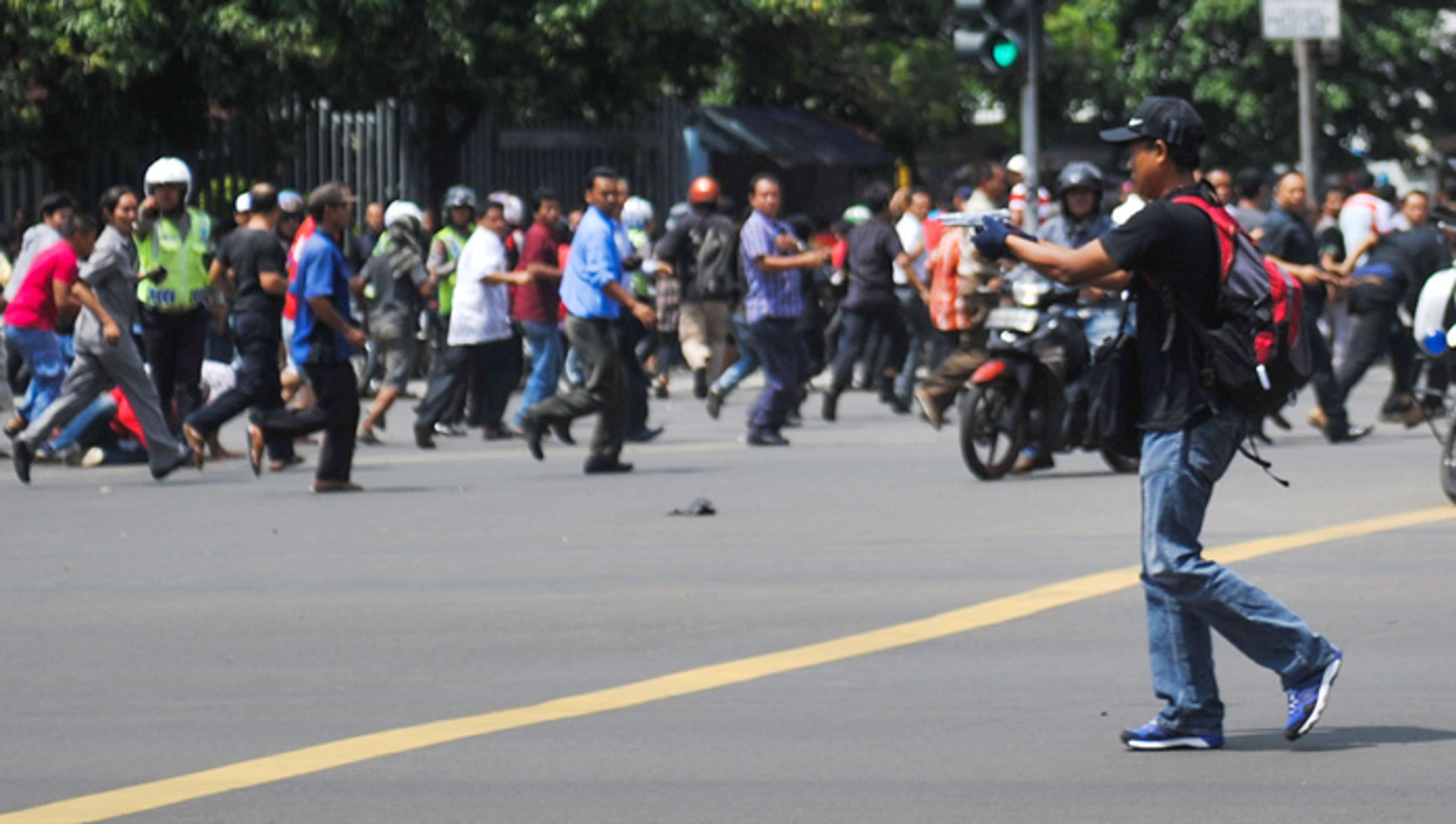 Muž so zbraňou v ruke strieľal po ľuďoch.