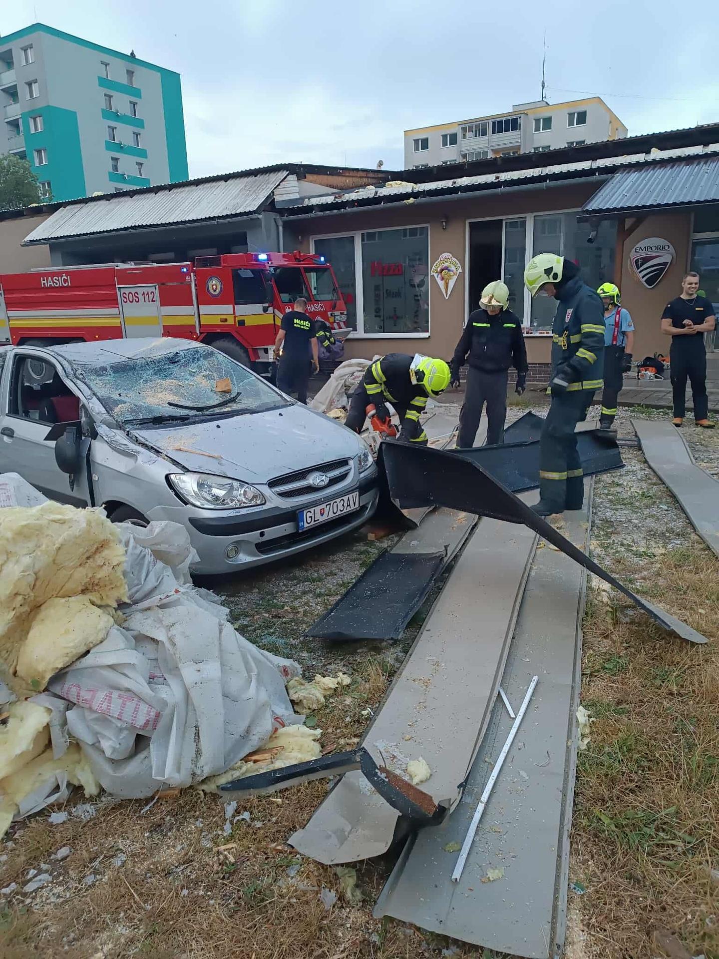 Zničené auto, na ktoré počas veternej smršte v Gelnici spadla strecha.