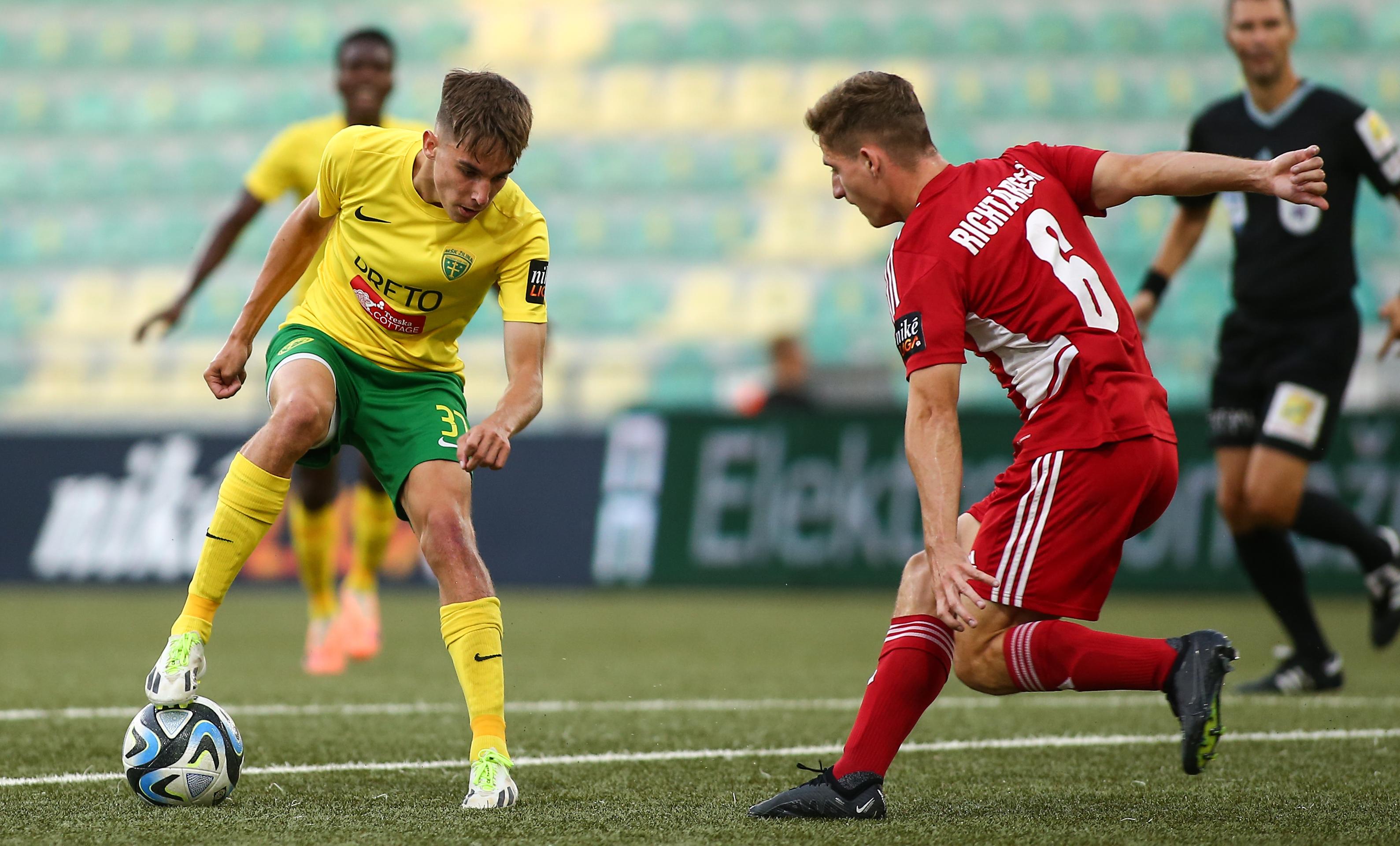 Zľava v súboji o loptu Mário Sauer (Žilina) a Dávid Richtárek (Banská Bystrica) v zápase 7. kola Niké ligy.
