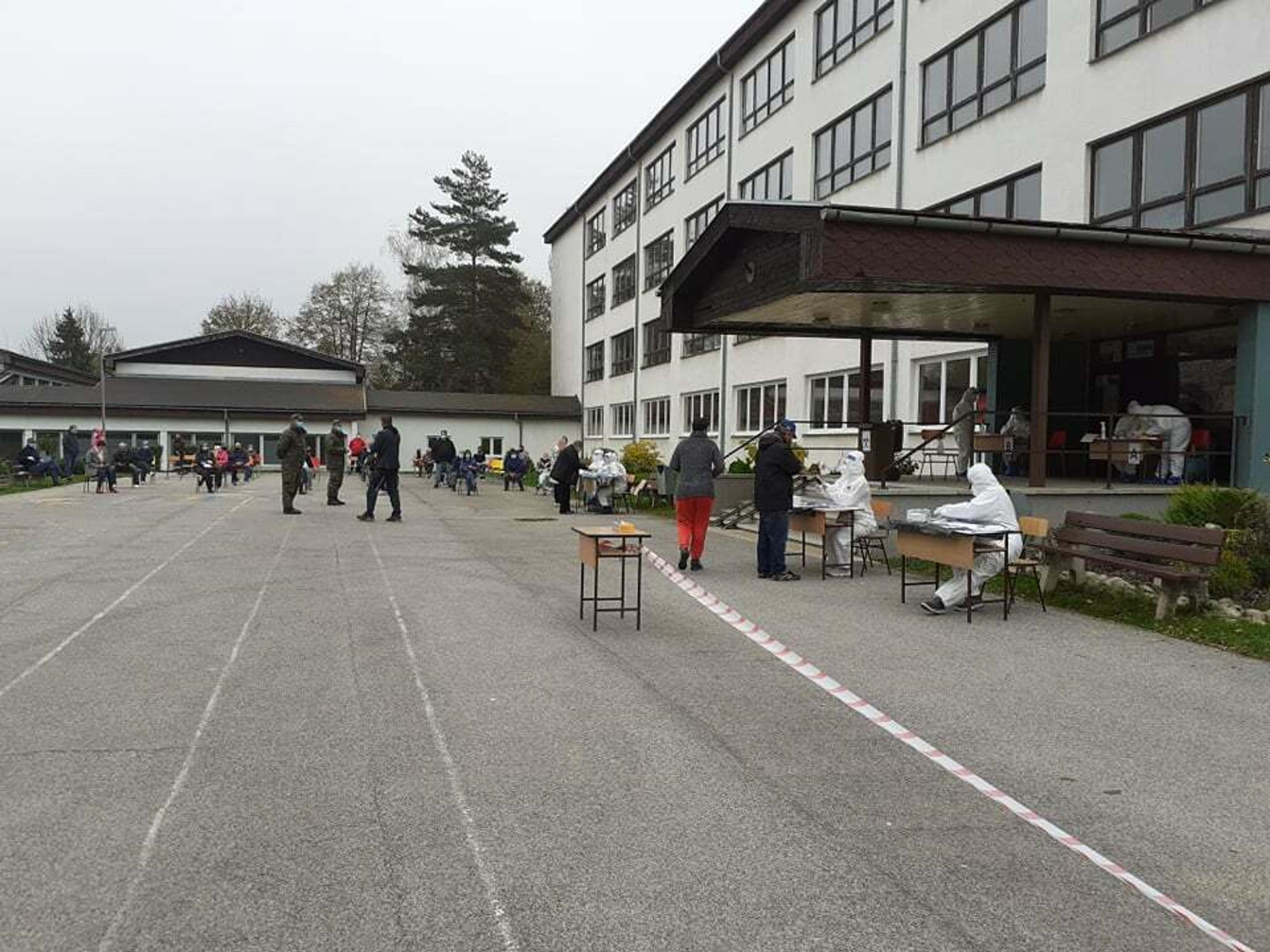 Buchty, ktoré ľuďom v odberových tímoch doniesli na Orave ľudia.