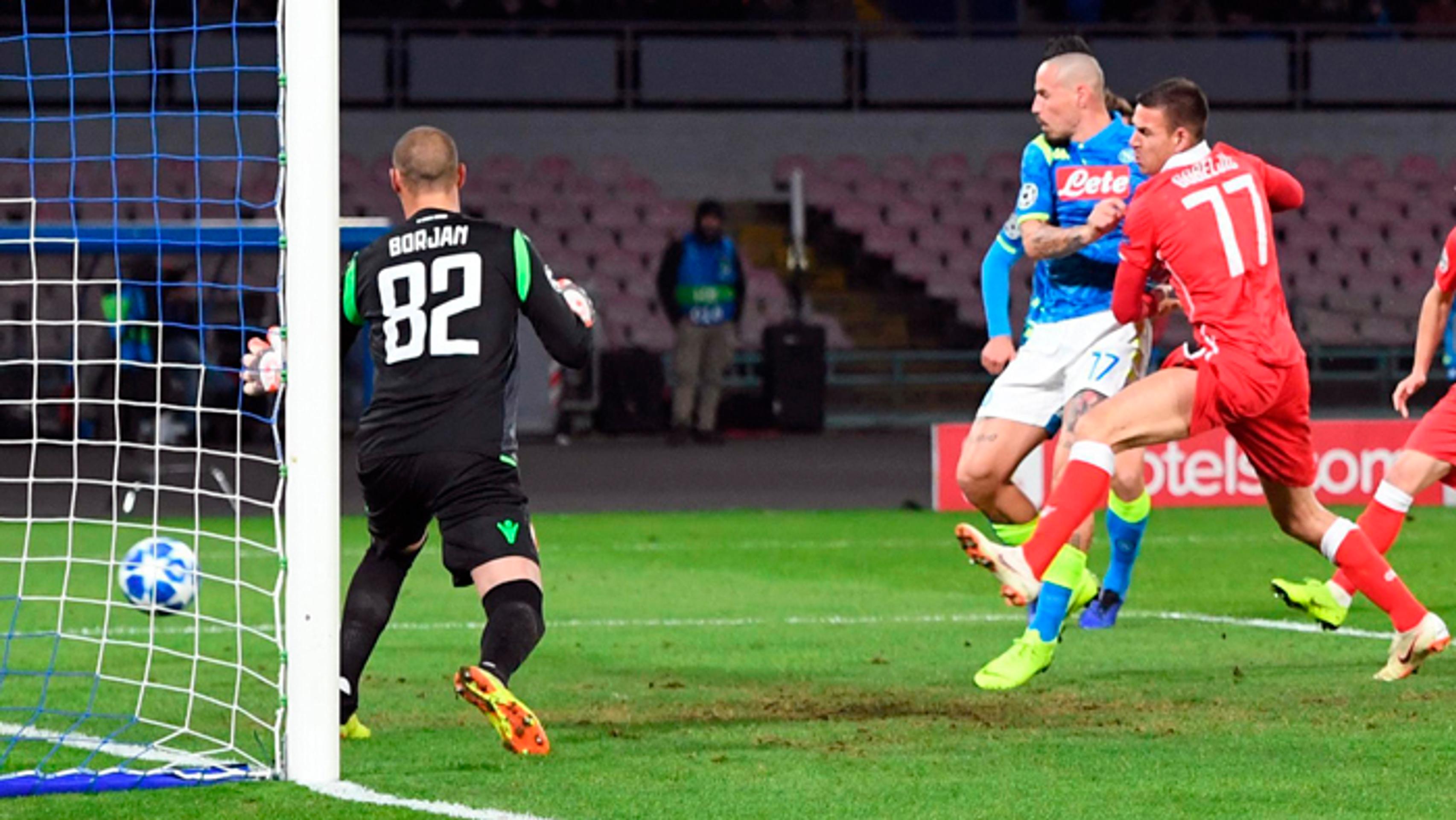 Marek Hamšík (SSC Neapol) skóruje do v skupinovej fáze LM do bránky belehradského klubu Crvena Zvezda.