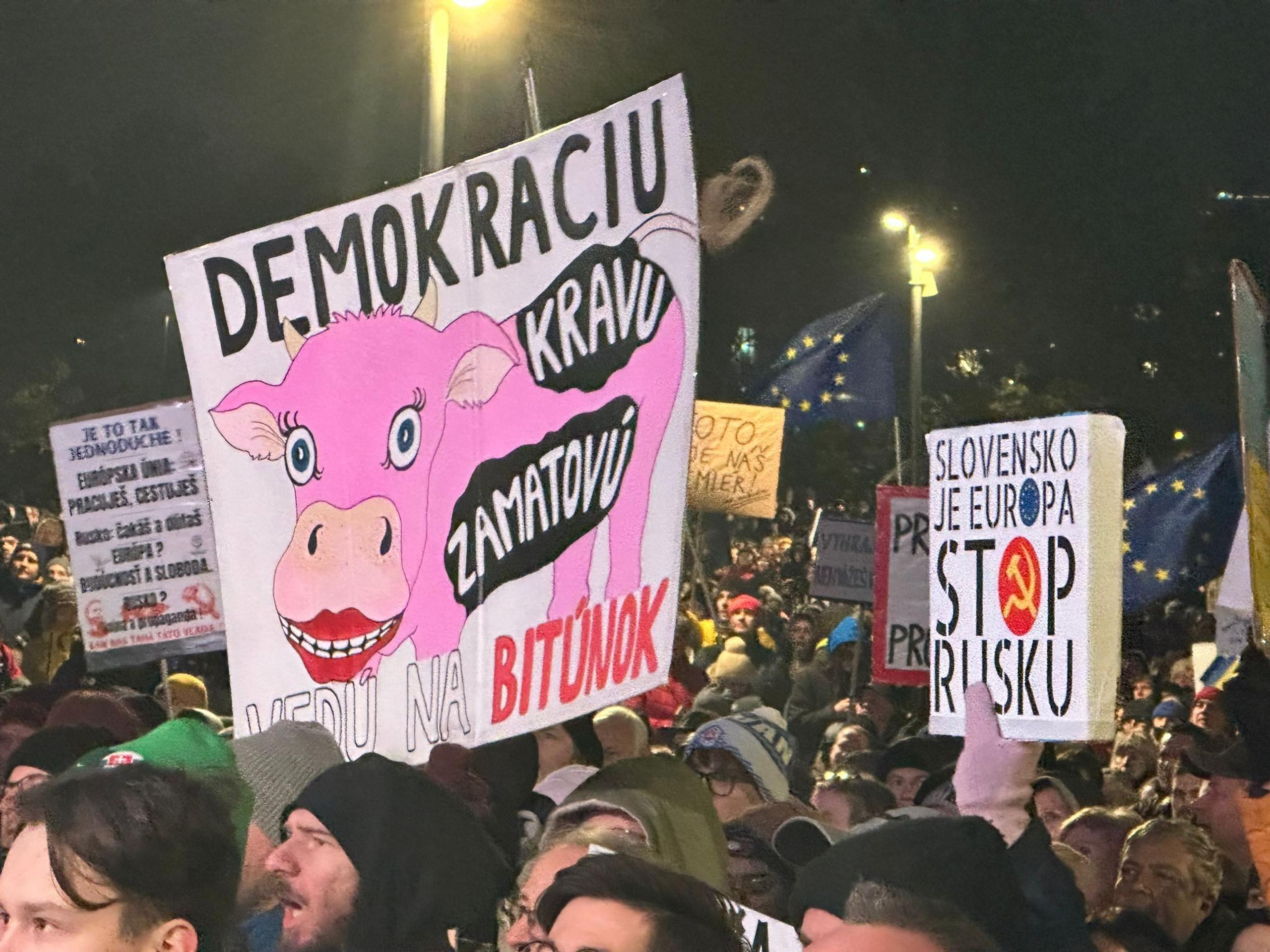 Transparenty protestujúcich