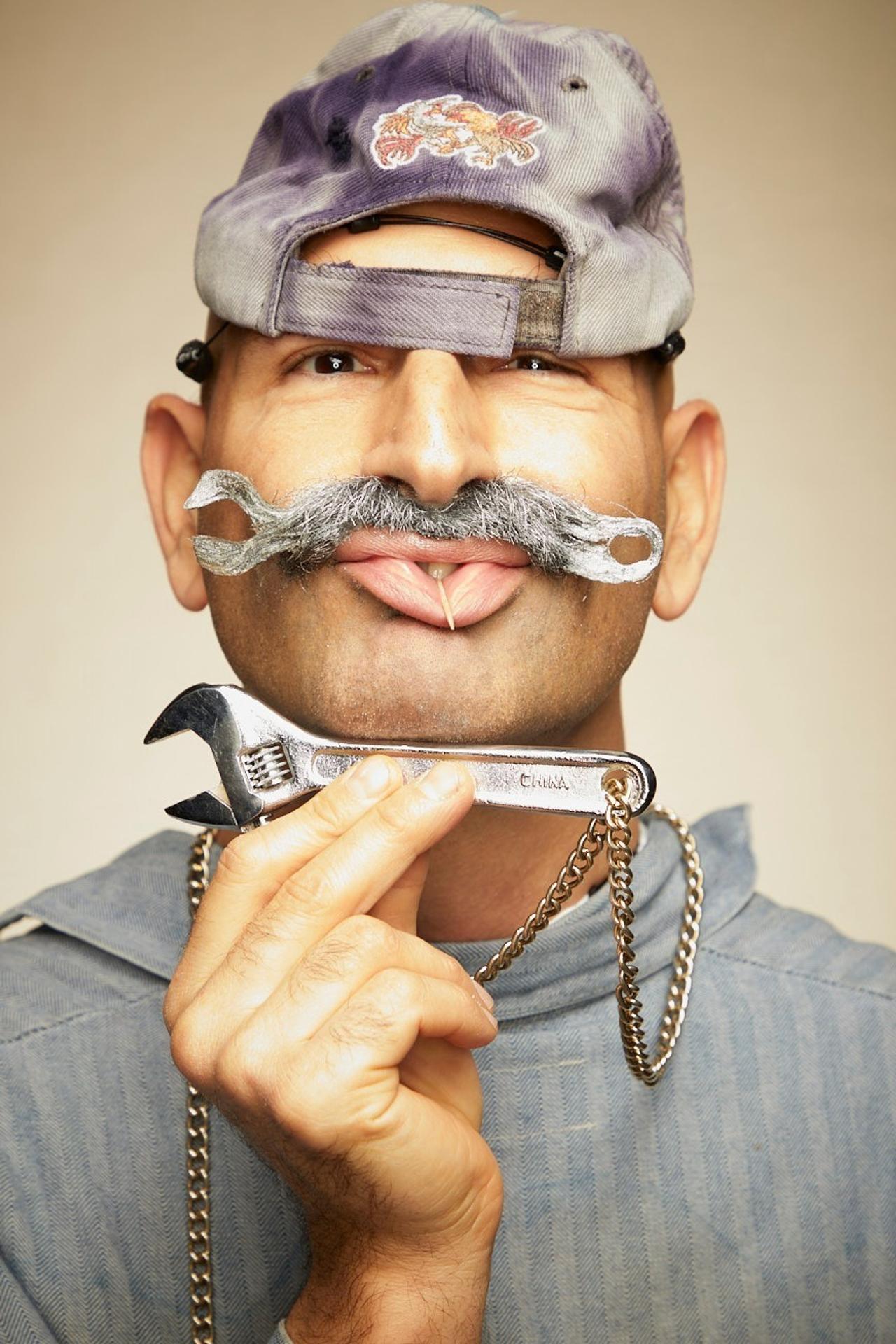 Účastník súťaže o najkrajšiu bradu.