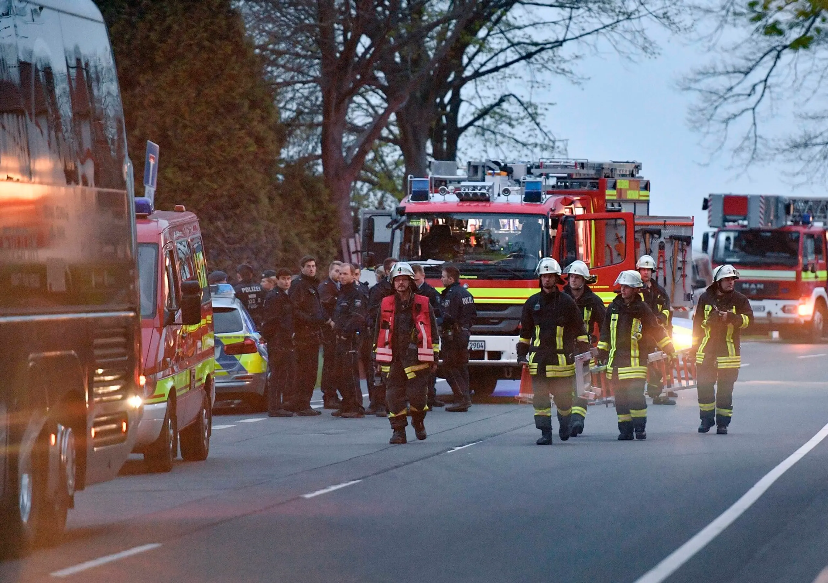 Zásah hasičov a policajtov po explózii bômb pri autobuse Borussie Dortmund.